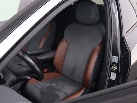 Volkswagen ID.4 Life 77 kWh | Trekhaak | Stoel & stuurverwarming | Camera | Adaptive cruise | Carplay | Navigatie | Parkeerhulp | Half leder