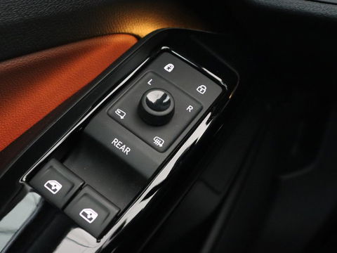Volkswagen ID.4 Life 77 kWh | Trekhaak | Stoel & stuurverwarming | Camera | Adaptive cruise | Carplay | Navigatie | Parkeerhulp | Half leder