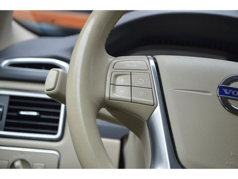 Volvo XC70 D4 | 5 Cilinder |Automaat | Standkachel | Trekhaak 1.600 kg | Dealeronderhouden | Luxe bekleding | Camera