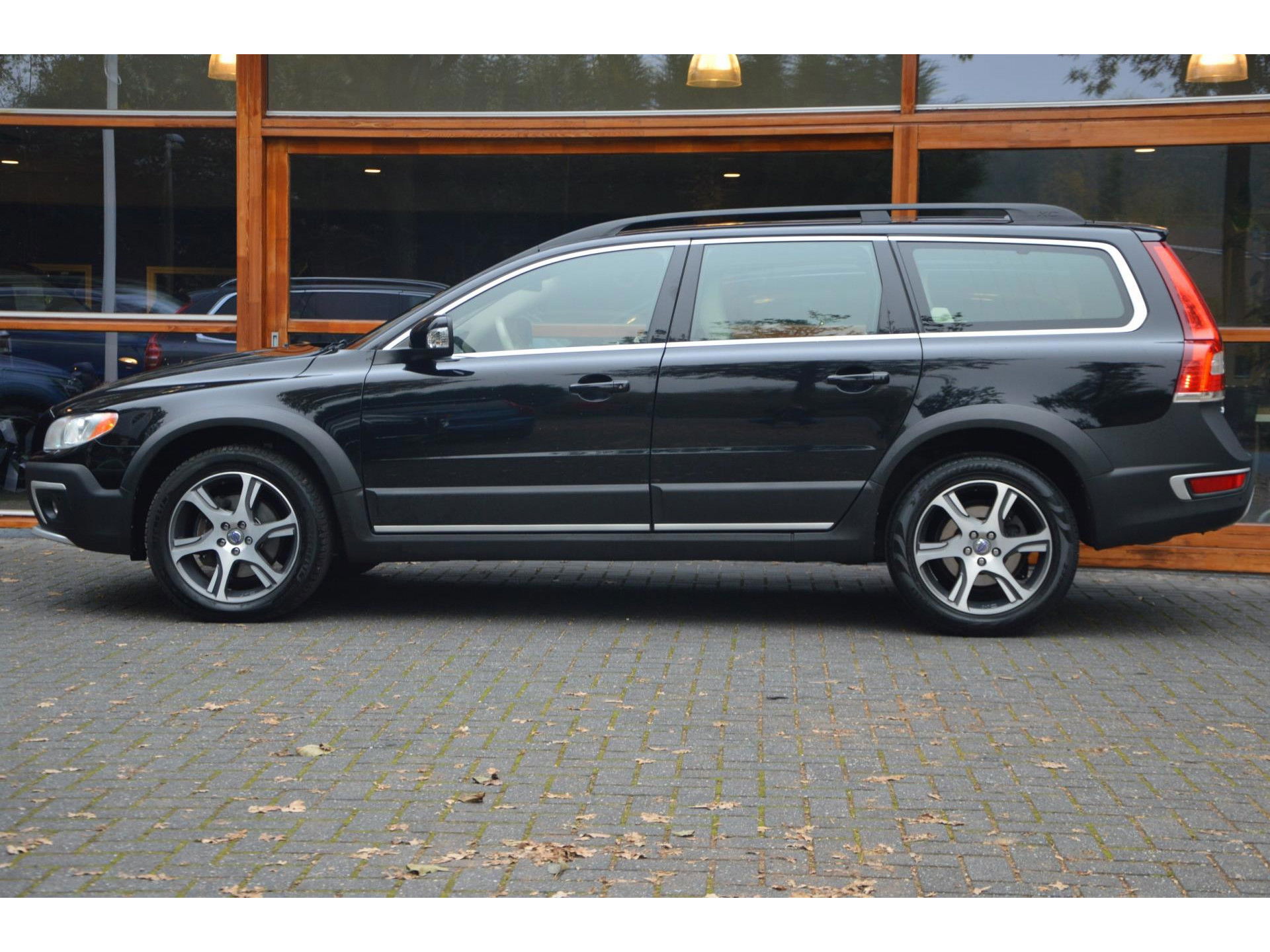 Volvo XC70 D4 | 5 Cilinder |Automaat | Standkachel | Trekhaak 1.600 kg | Dealeronderhouden | Luxe bekleding | Camera