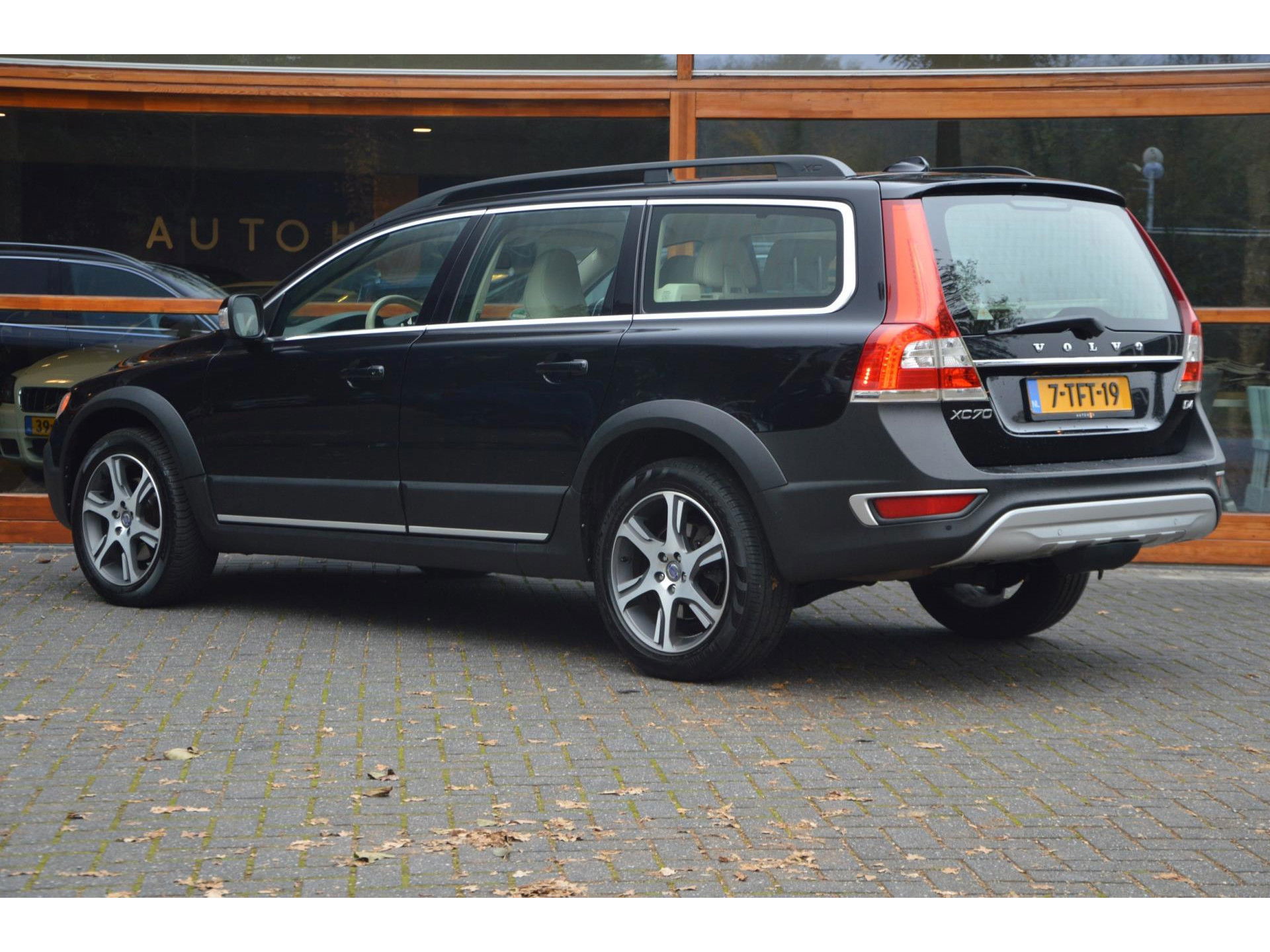Volvo XC70 D4 | 5 Cilinder |Automaat | Standkachel | Trekhaak 1.600 kg | Dealeronderhouden | Luxe bekleding | Camera
