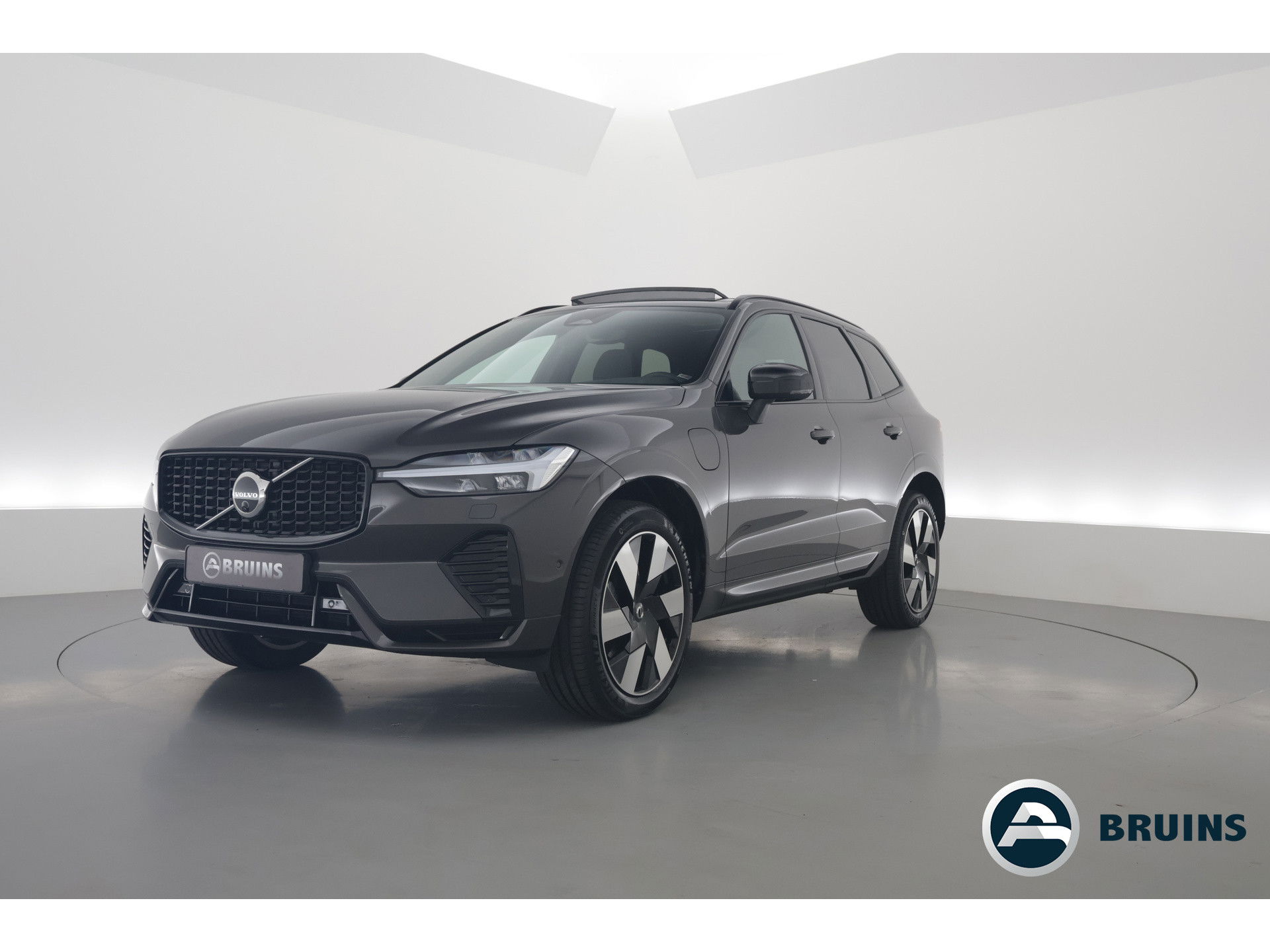 Volvo XC60 2.0 T6 Plug-in hybrid AWD Plus Dark Panorama-dak, Trekhaak, H&K Audio, ACC, Sportstoelen, 360 camera, 20 inch