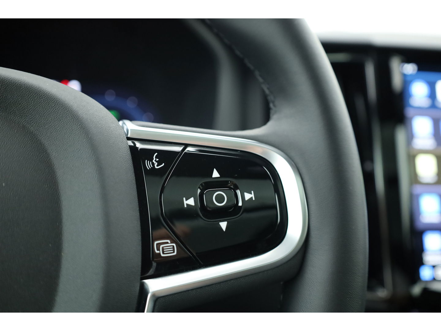 Volvo XC60 2.0 T6 Plug-in hybrid AWD Plus Dark Panorama-dak, Trekhaak, H&K Audio, ACC, Sportstoelen, 360 camera, 20 inch