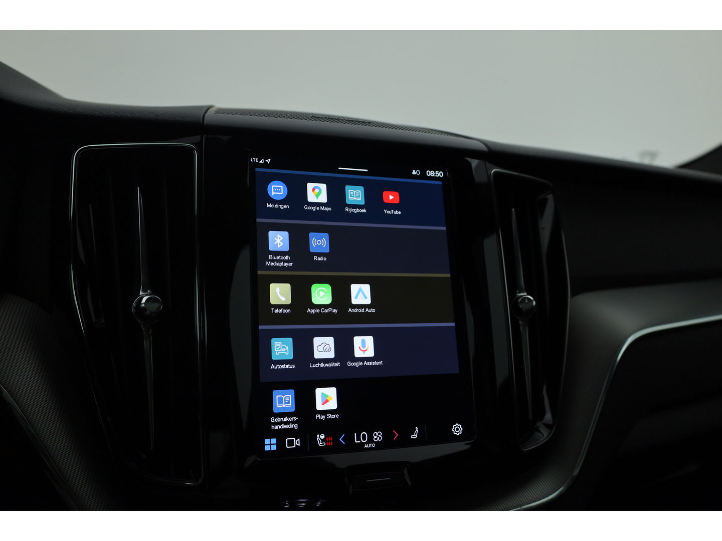 Volvo XC60 2.0 T6 Plug-in hybrid AWD Plus Dark Panorama-dak, Trekhaak, H&K Audio, ACC, Sportstoelen, 360 camera, 20 inch
