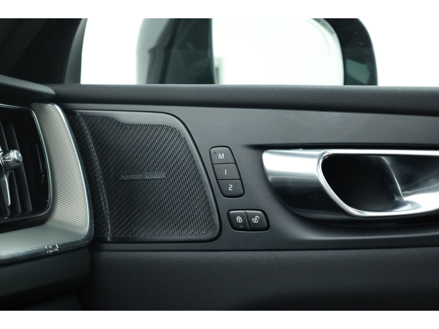 Volvo XC60 2.0 T6 Plug-in hybrid AWD Plus Dark Panorama-dak, Trekhaak, H&K Audio, ACC, Sportstoelen, 360 camera, 20 inch