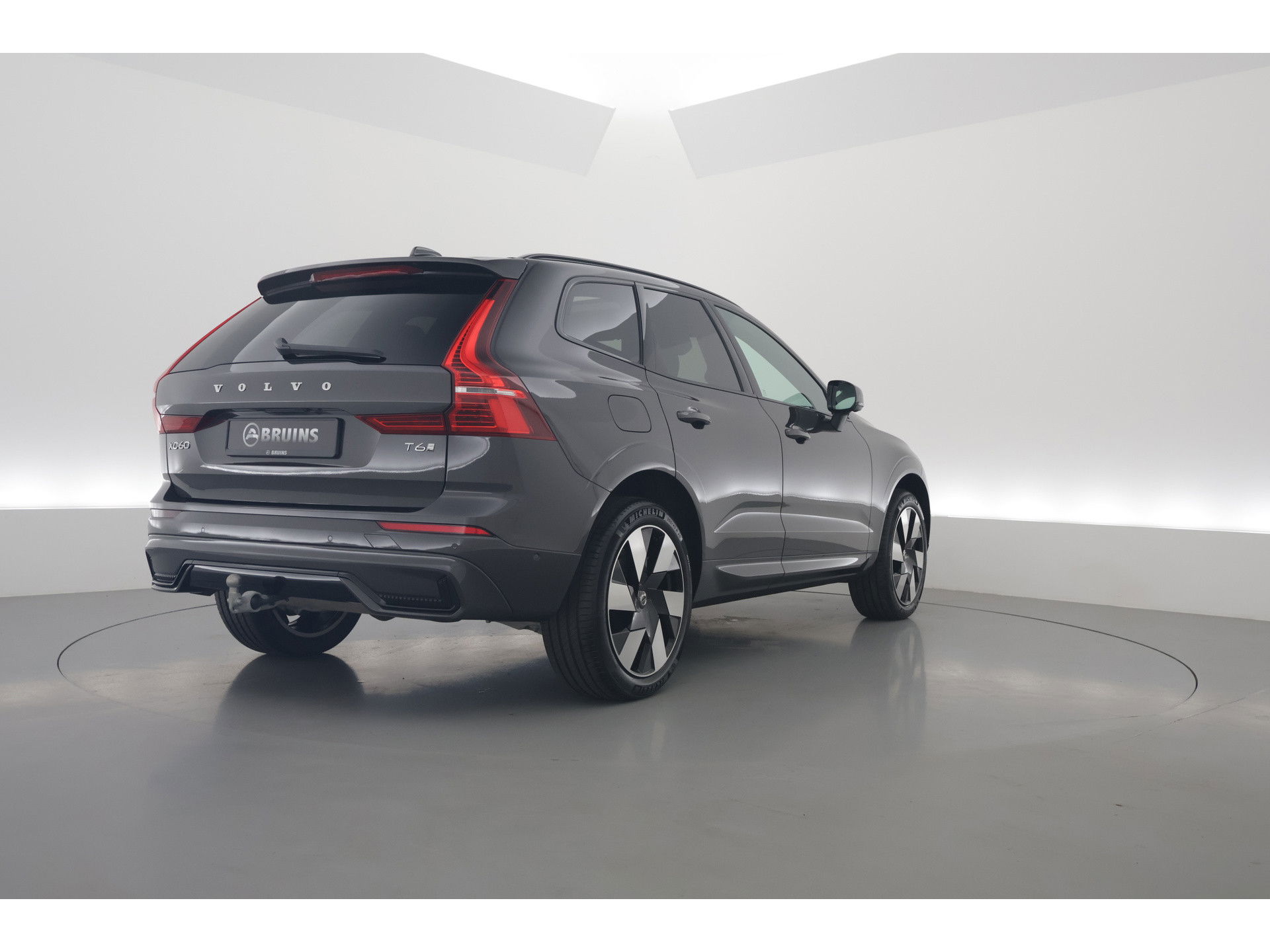 Volvo XC60 2.0 T6 Plug-in hybrid AWD Plus Dark Panorama-dak, Trekhaak, H&K Audio, ACC, Sportstoelen, 360 camera, 20 inch