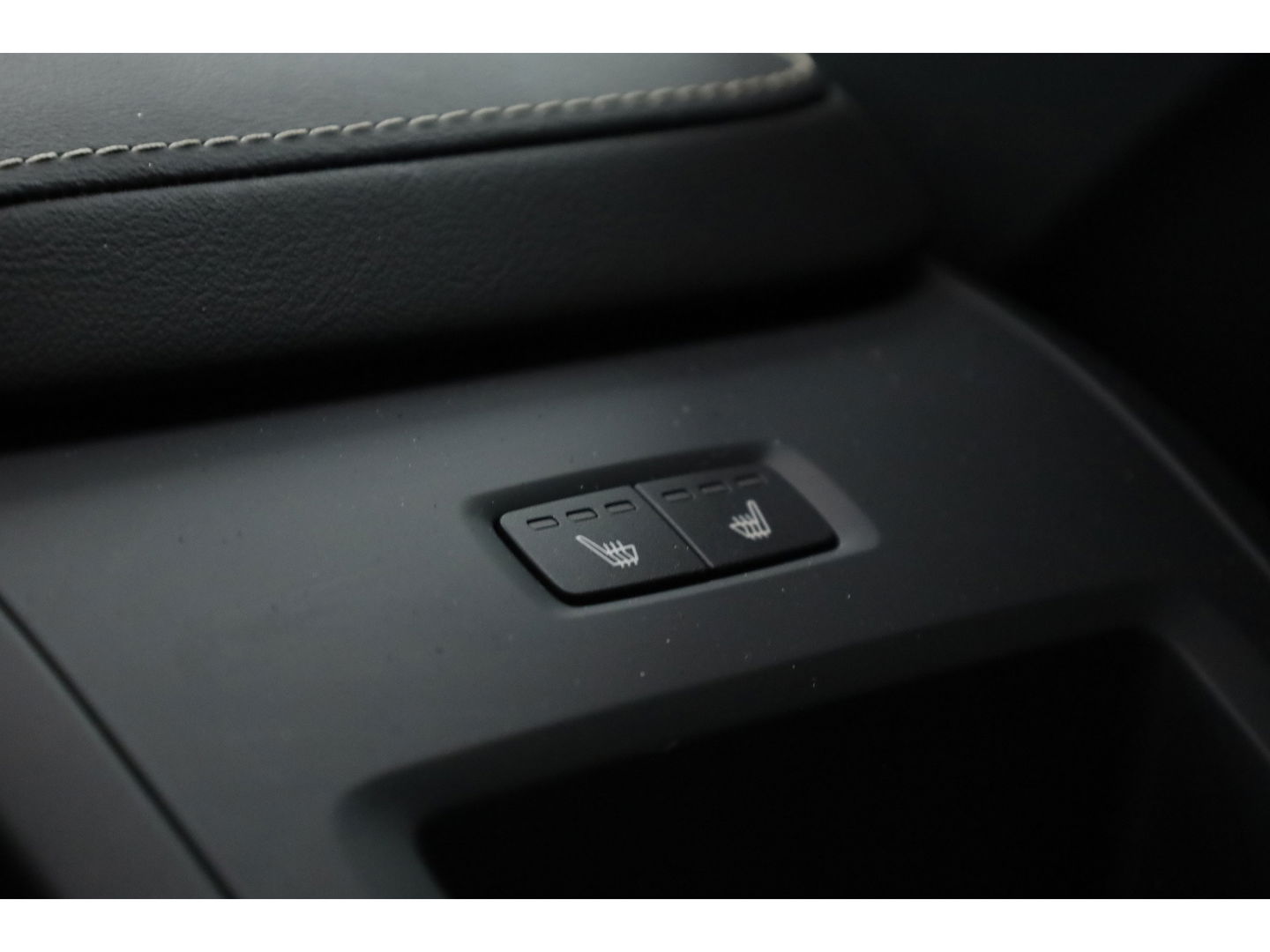 Volvo XC60 2.0 T6 Plug-in hybrid AWD Plus Dark Panorama-dak, Trekhaak, H&K Audio, ACC, Sportstoelen, 360 camera, 20 inch