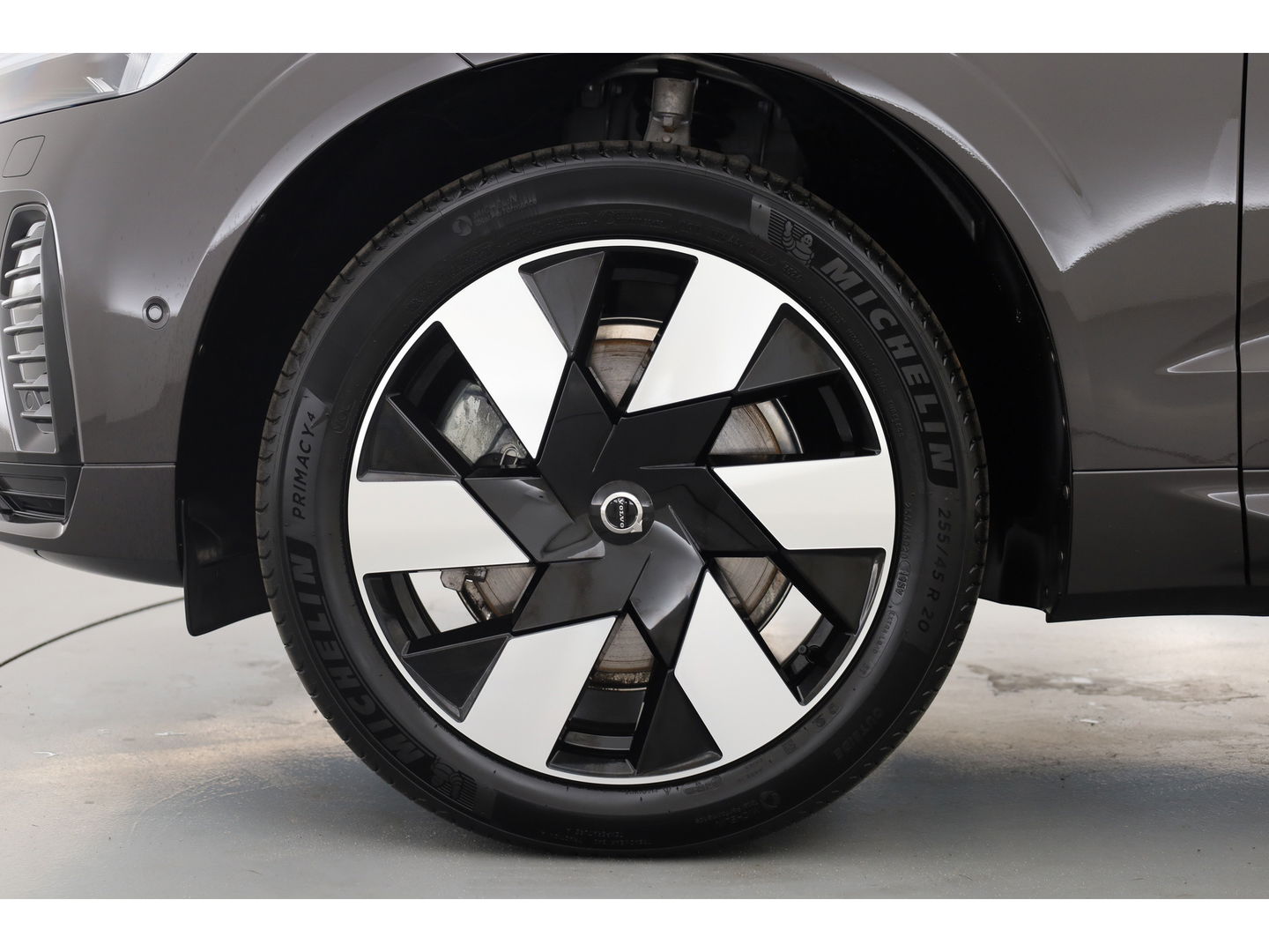 Volvo XC60 2.0 T6 Plug-in hybrid AWD Plus Dark Panorama-dak, Trekhaak, H&K Audio, ACC, Sportstoelen, 360 camera, 20 inch