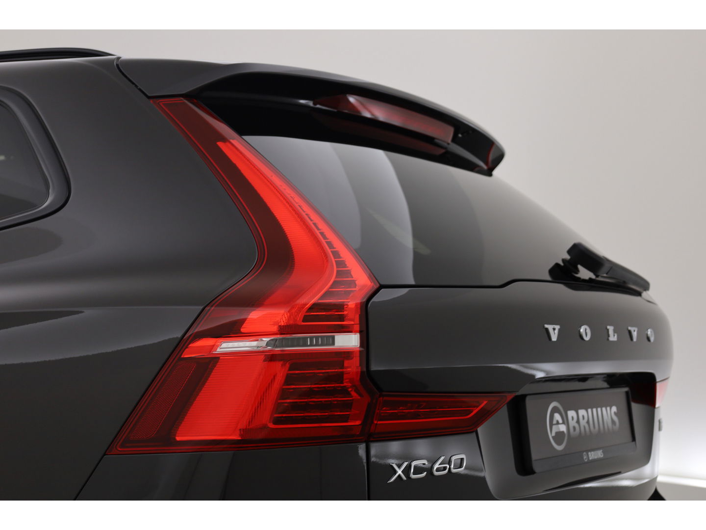 Volvo XC60 2.0 T6 Plug-in hybrid AWD Plus Dark Panorama-dak, Trekhaak, H&K Audio, ACC, Sportstoelen, 360 camera, 20 inch