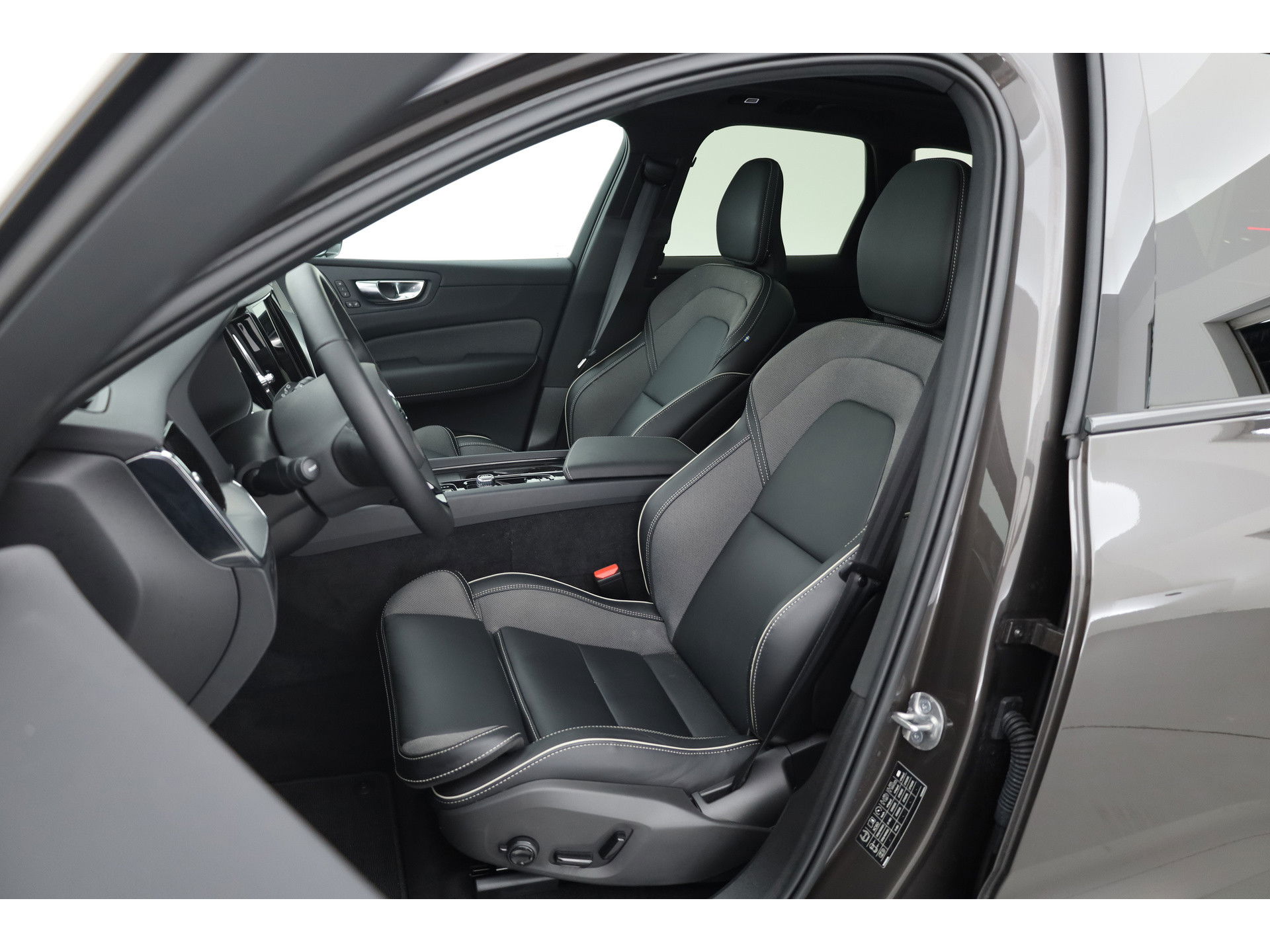 Volvo XC60 2.0 T6 Plug-in hybrid AWD Plus Dark Panorama-dak, Trekhaak, H&K Audio, ACC, Sportstoelen, 360 camera, 20 inch