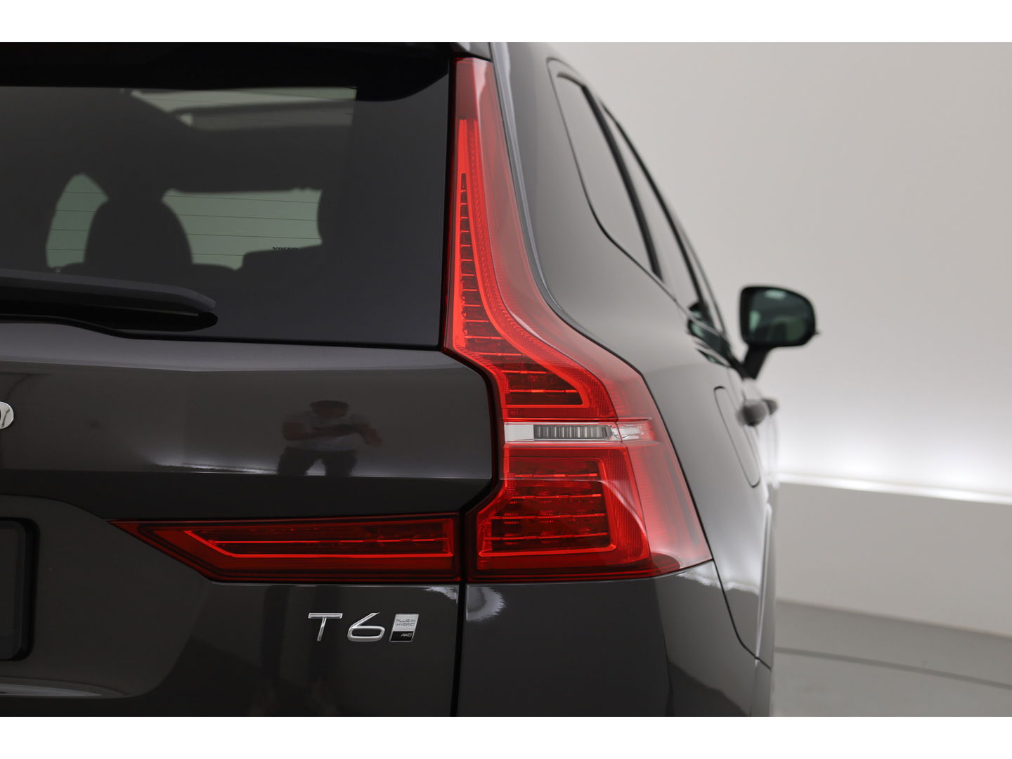 Volvo XC60 2.0 T6 Plug-in hybrid AWD Plus Dark Panorama-dak, Trekhaak, H&K Audio, ACC, Sportstoelen, 360 camera, 20 inch