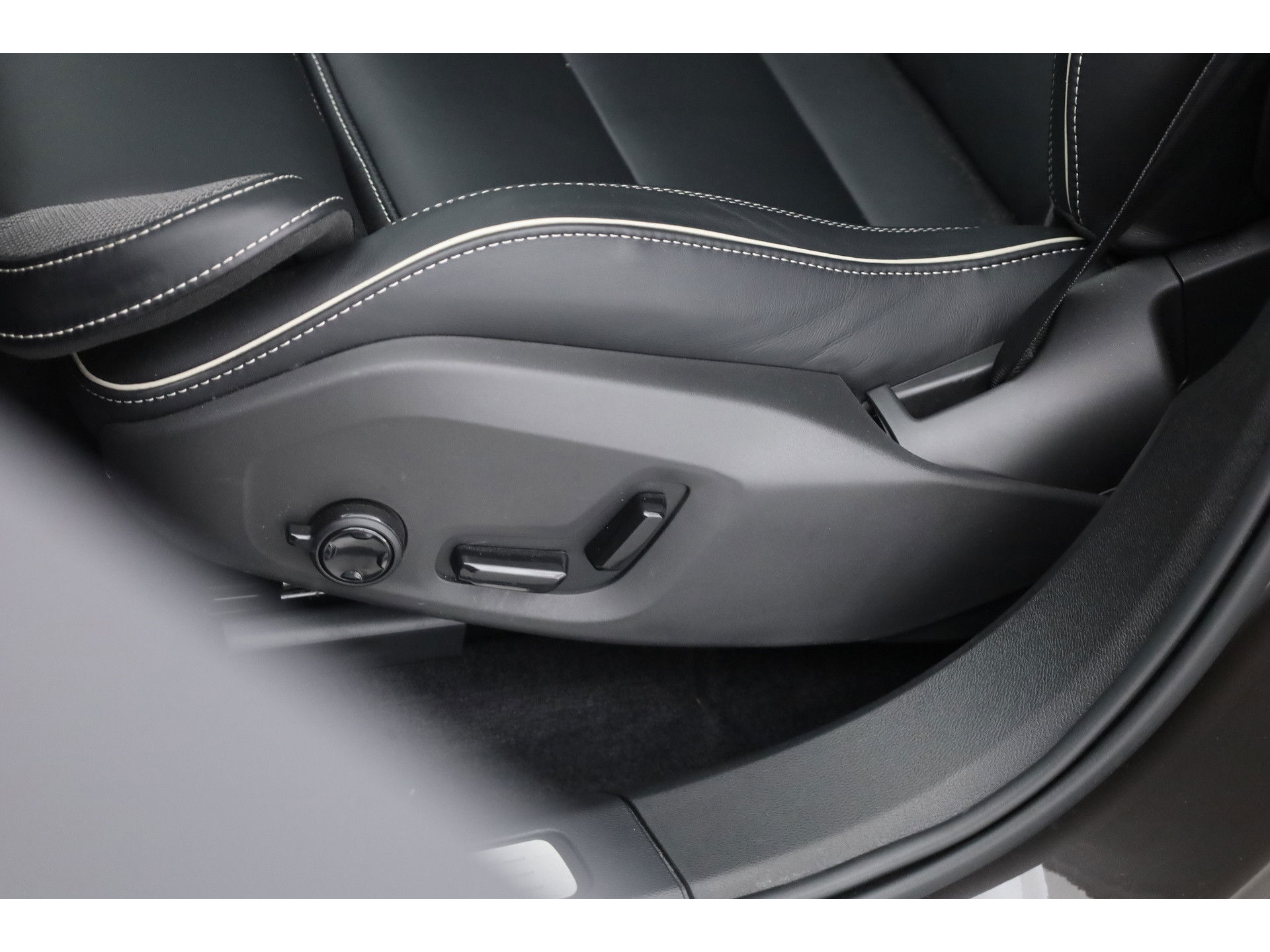 Volvo XC60 2.0 T6 Plug-in hybrid AWD Plus Dark Panorama-dak, Trekhaak, H&K Audio, ACC, Sportstoelen, 360 camera, 20 inch
