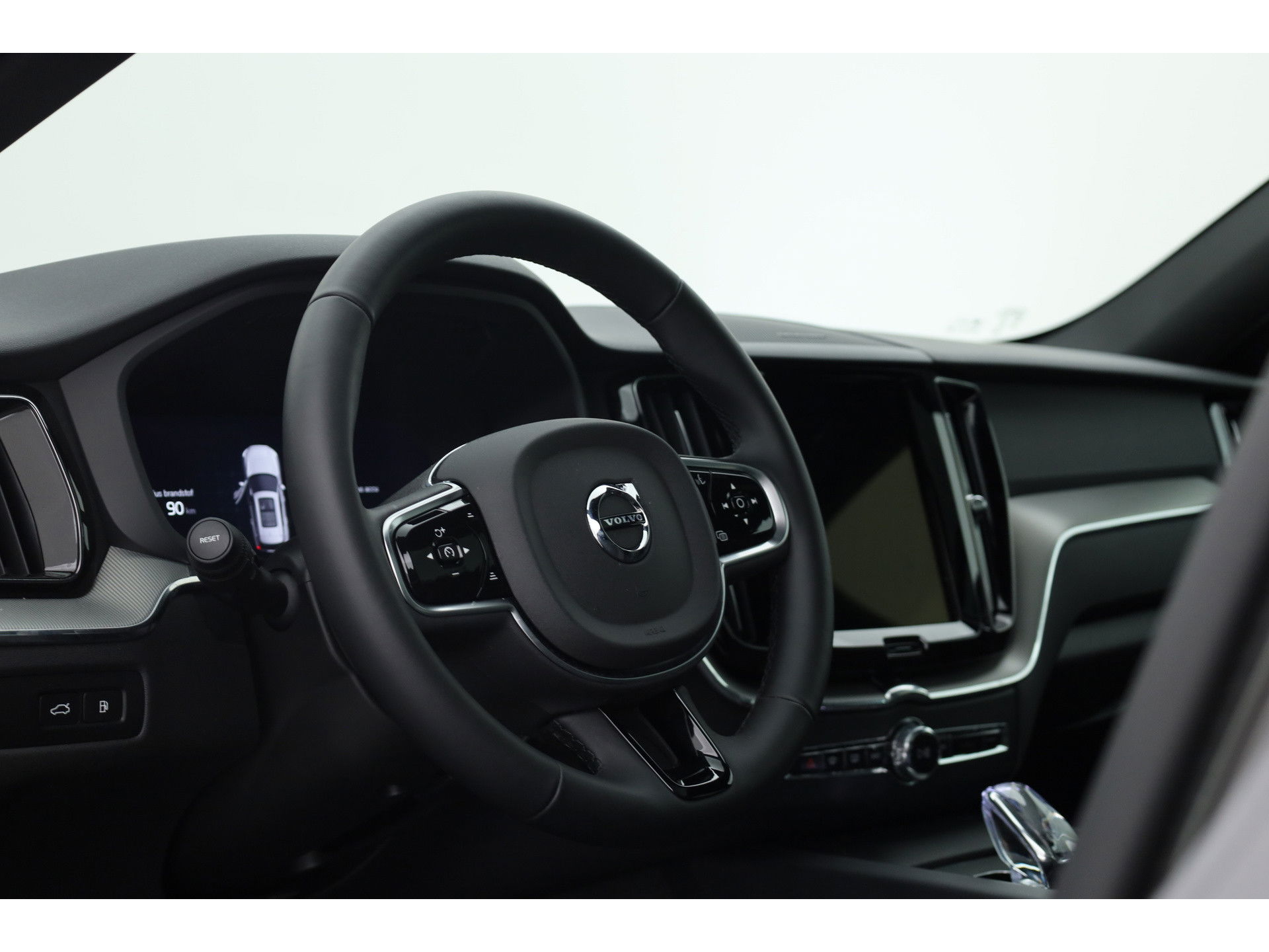 Volvo XC60 2.0 T6 Plug-in hybrid AWD Plus Dark Panorama-dak, Trekhaak, H&K Audio, ACC, Sportstoelen, 360 camera, 20 inch