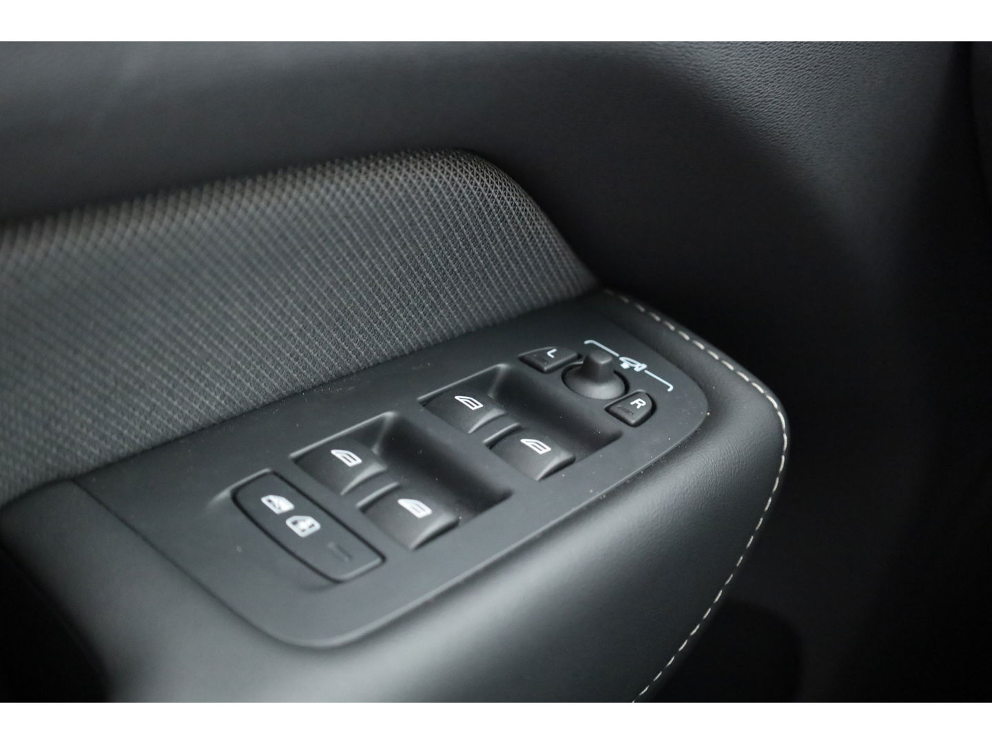 Volvo XC60 2.0 T6 Plug-in hybrid AWD Plus Dark Panorama-dak, Trekhaak, H&K Audio, ACC, Sportstoelen, 360 camera, 20 inch