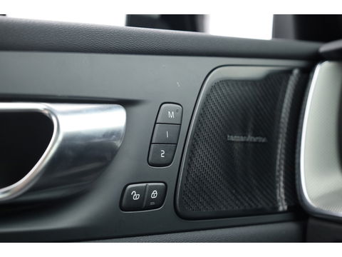 Volvo XC60 2.0 T6 Plug-in hybrid AWD Plus Dark Panorama-dak, Trekhaak, H&K Audio, ACC, Sportstoelen, 360 camera, 20 inch