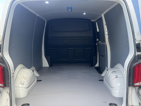 Volkswagen Transporter 2.0 TDI L2H1 30 Comfortline AIRCO / CRUISE CONTROLE / NAVI / CARPLAY / VERLAAGD