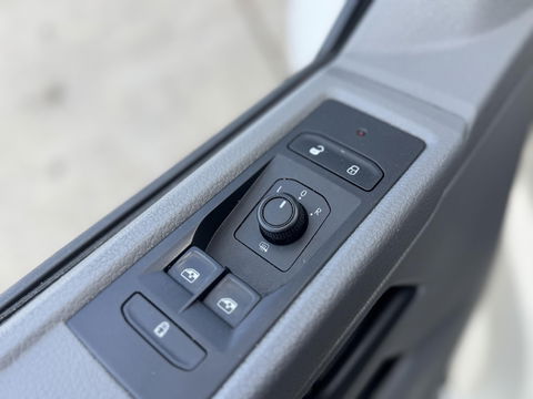 Volkswagen Transporter 2.0 TDI L2H1 30 Comfortline AIRCO / CRUISE CONTROLE / NAVI / CARPLAY / VERLAAGD