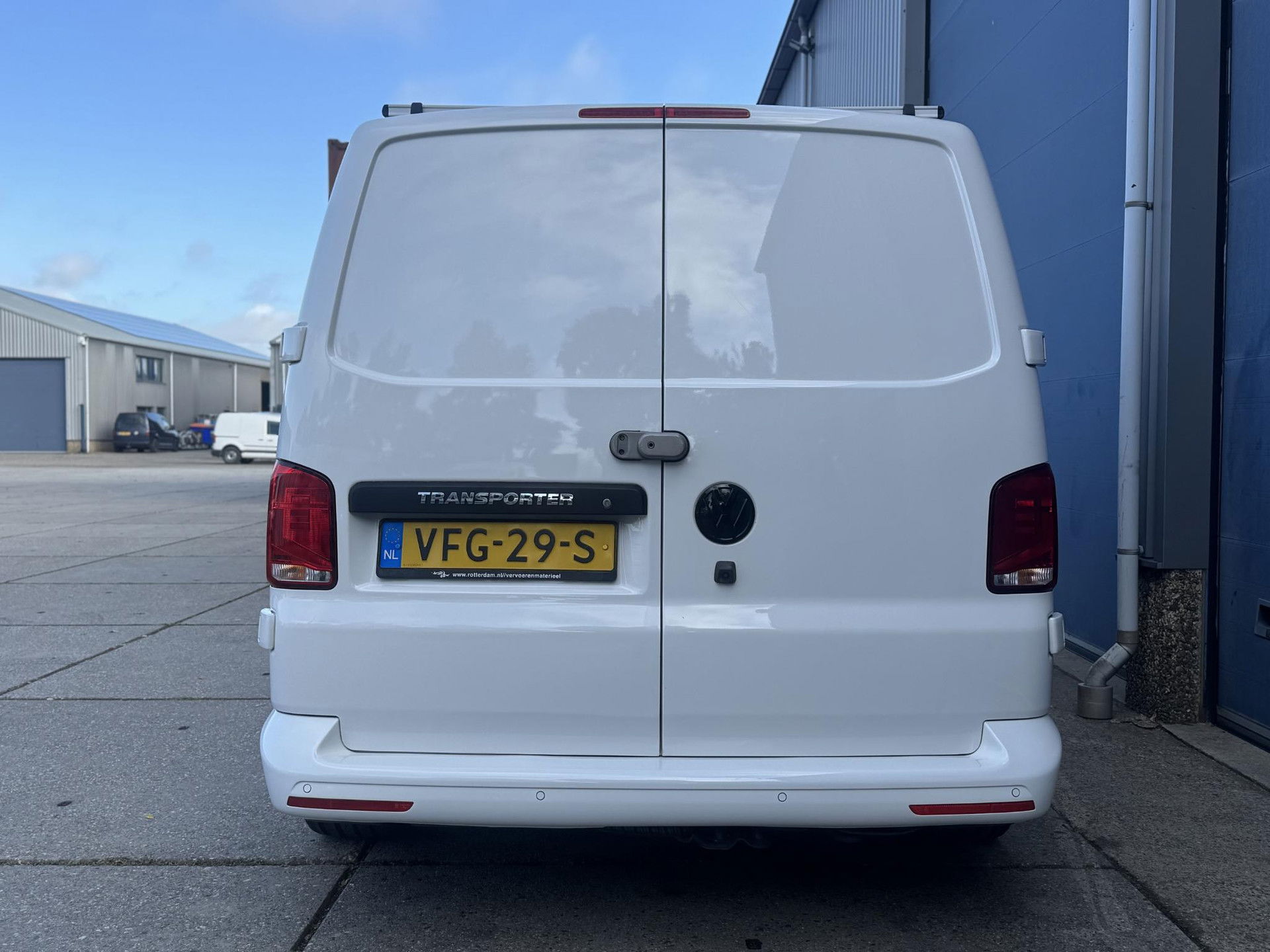Volkswagen Transporter 2.0 TDI L2H1 30 Comfortline AIRCO / CRUISE CONTROLE / NAVI / CARPLAY / VERLAAGD