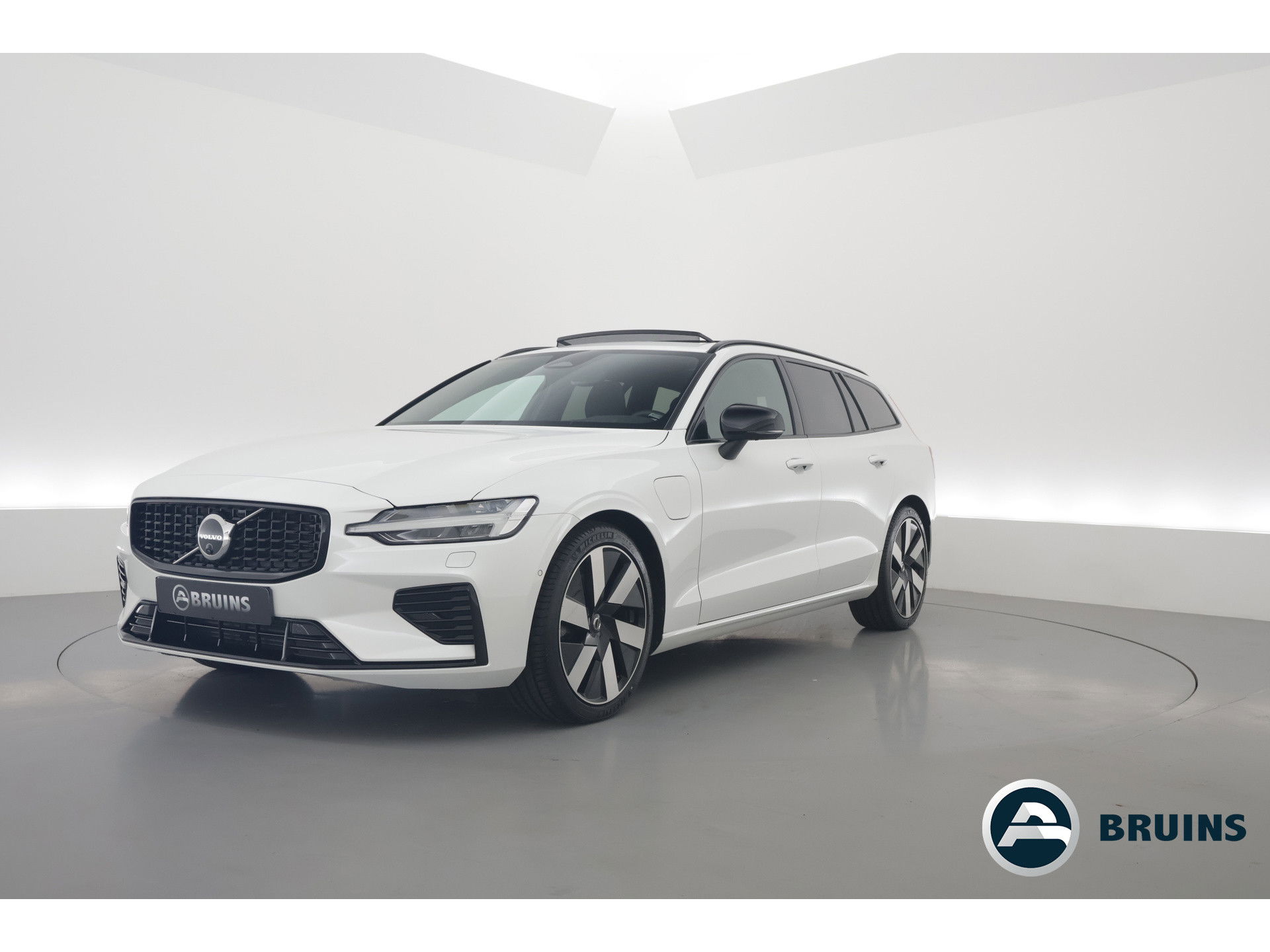 Volvo V60 2.0 T6 Plug-in hybrid AWD Plus Dark Panorama-dak, H&K audio, Trekhaak, 360 camera, ACC, Blis