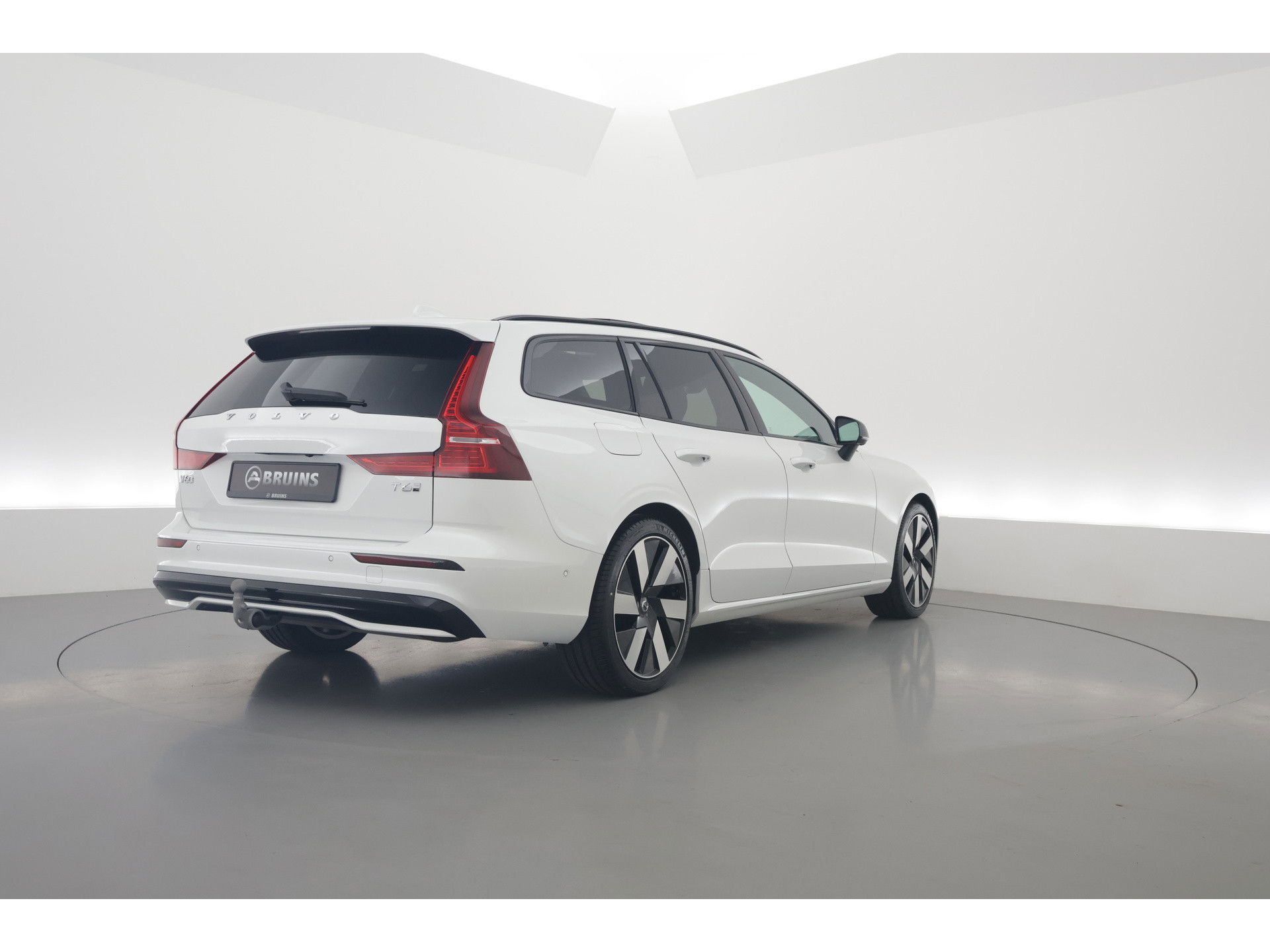Volvo V60 2.0 T6 Plug-in hybrid AWD Plus Dark Panorama-dak, H&K audio, Trekhaak, 360 camera, ACC, Blis