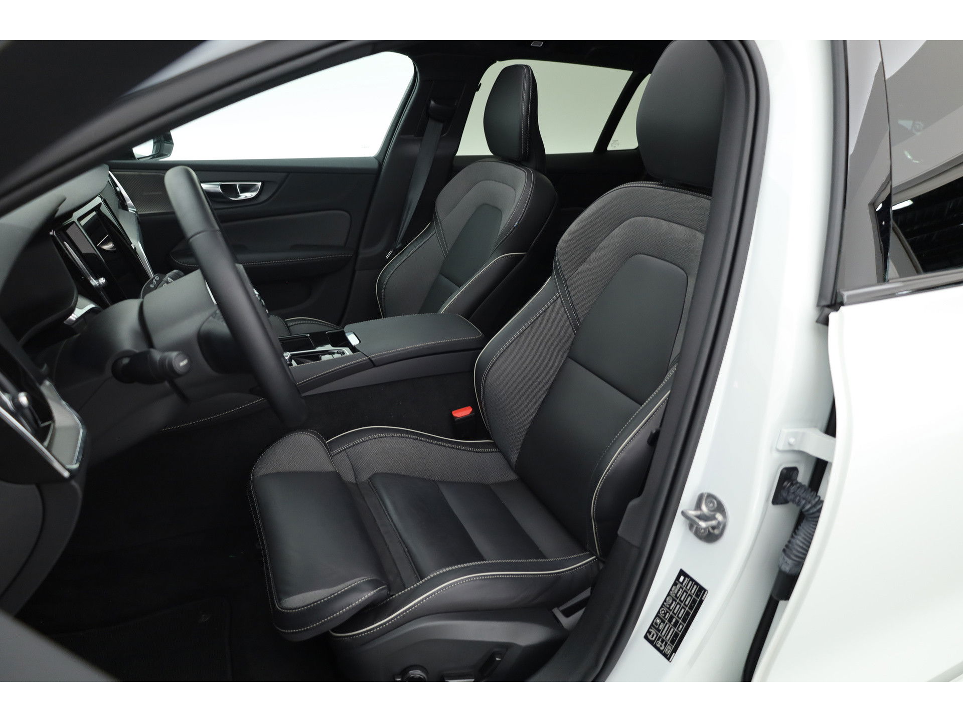 Volvo V60 2.0 T6 Plug-in hybrid AWD Plus Dark Panorama-dak, H&K audio, Trekhaak, 360 camera, ACC, Blis