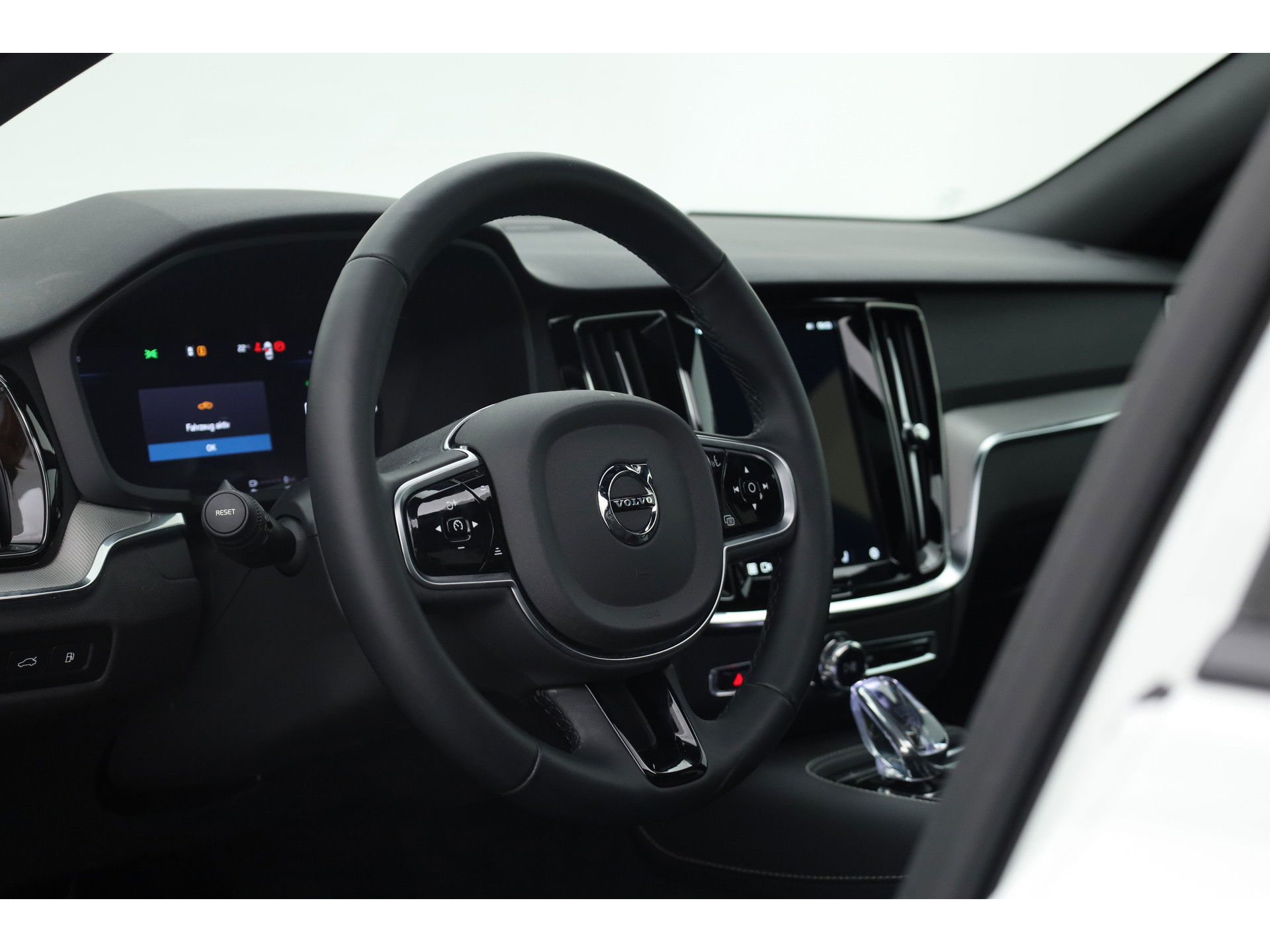 Volvo V60 2.0 T6 Plug-in hybrid AWD Plus Dark Panorama-dak, H&K audio, Trekhaak, 360 camera, ACC, Blis