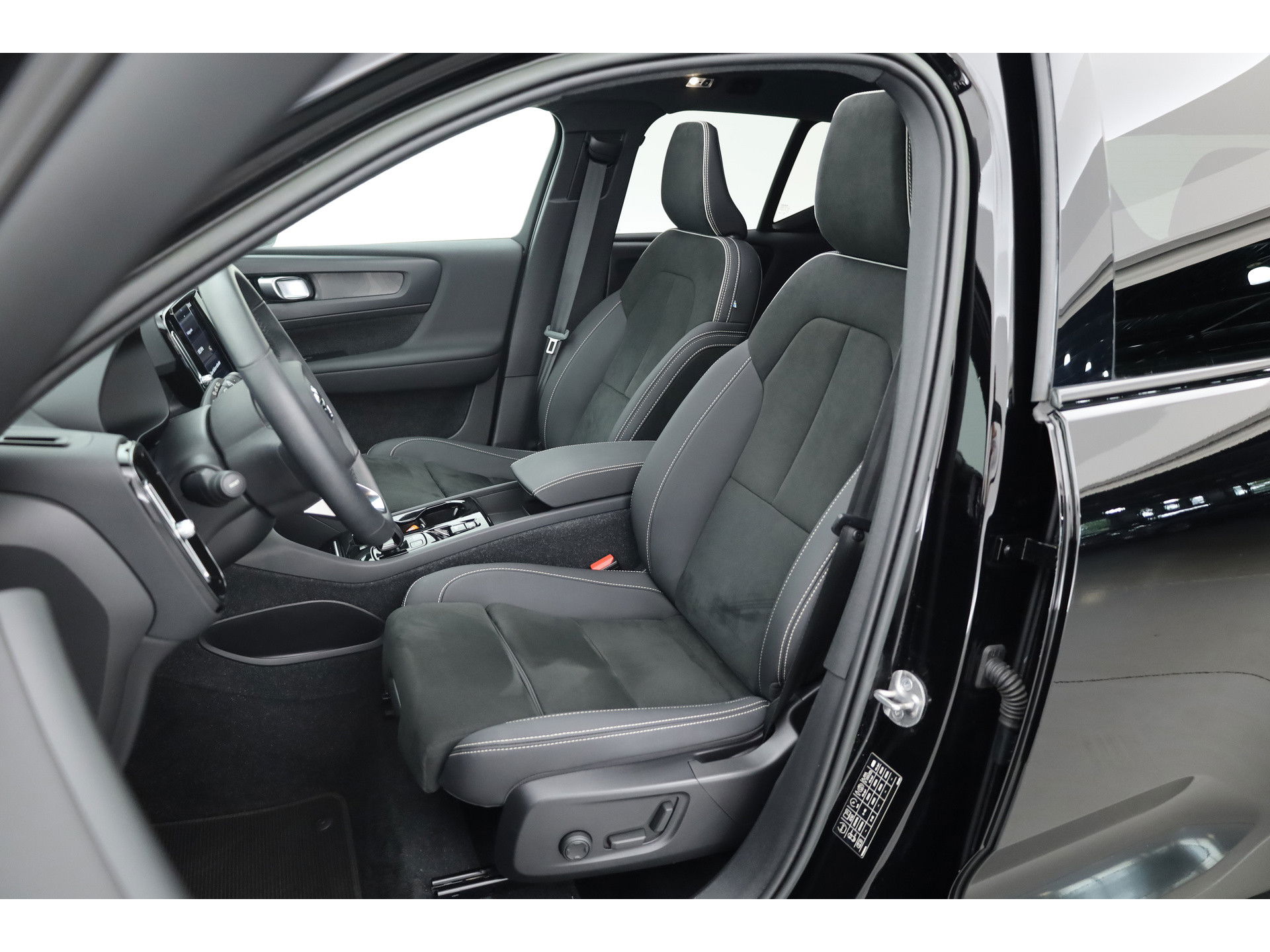 Volvo XC40 1.5 T5 Plug-in hybrid Ultimate Dark Panorama-dak, 360 camera, elek. stoelen, ACC, Blis
