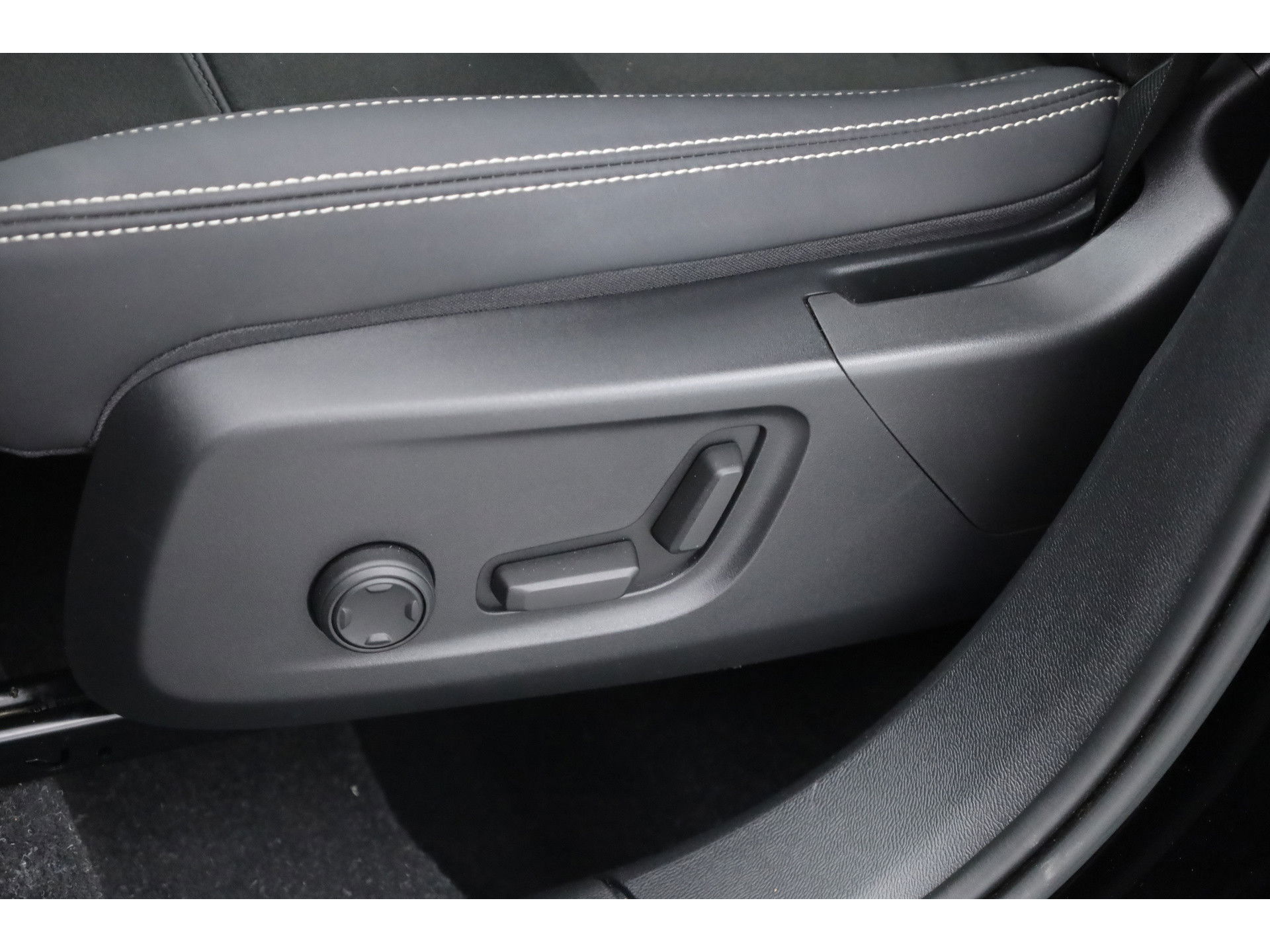 Volvo XC40 1.5 T5 Plug-in hybrid Ultimate Dark Panorama-dak, 360 camera, elek. stoelen, ACC, Blis