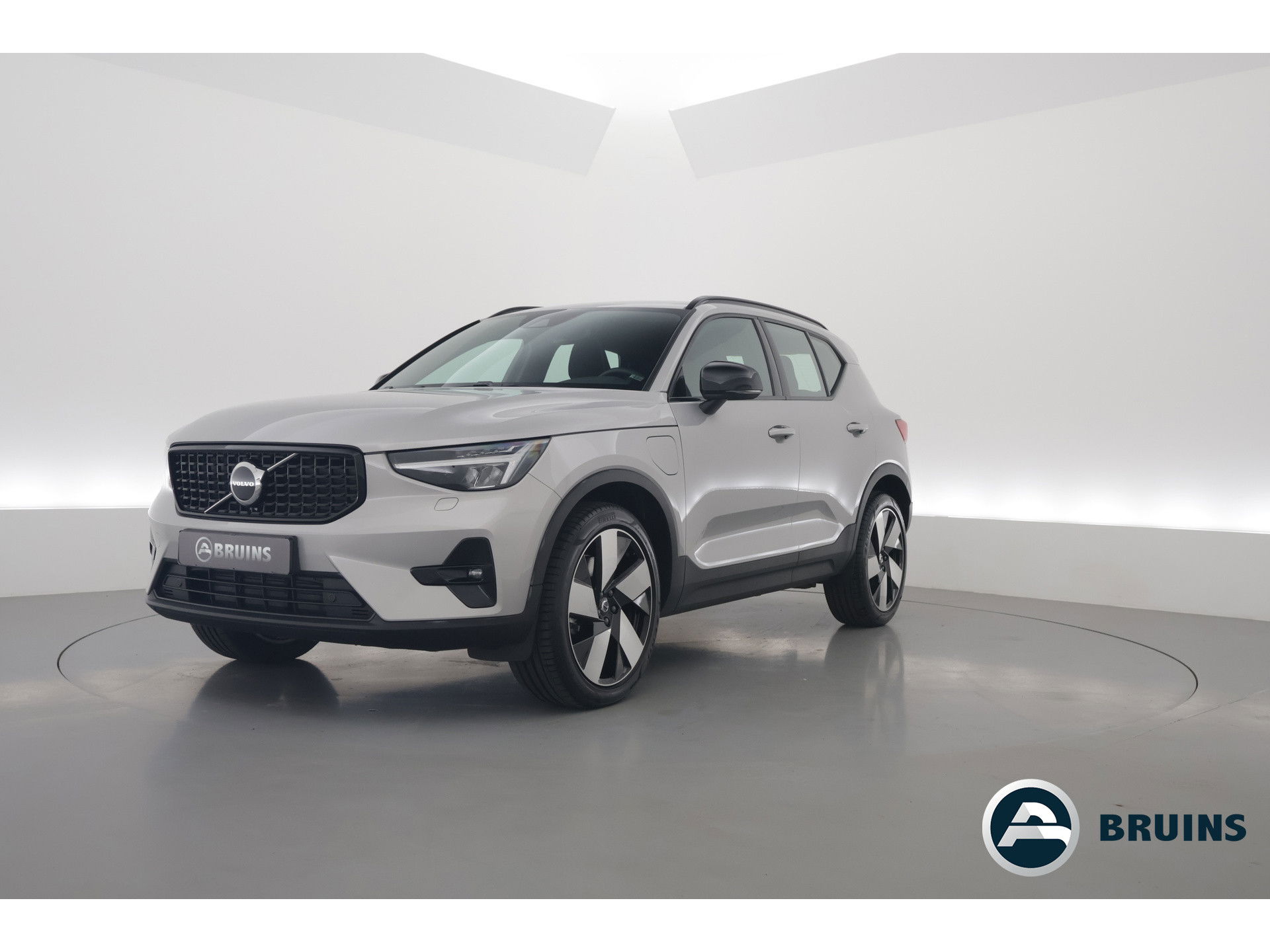 Volvo XC40 1.5 T5 Plug-in hybrid Plus Dark Facelift, Trekhaak, 20 inch, H&K Audio, elek. stoelen, ACC, Blis, stoel+ stuurverw.