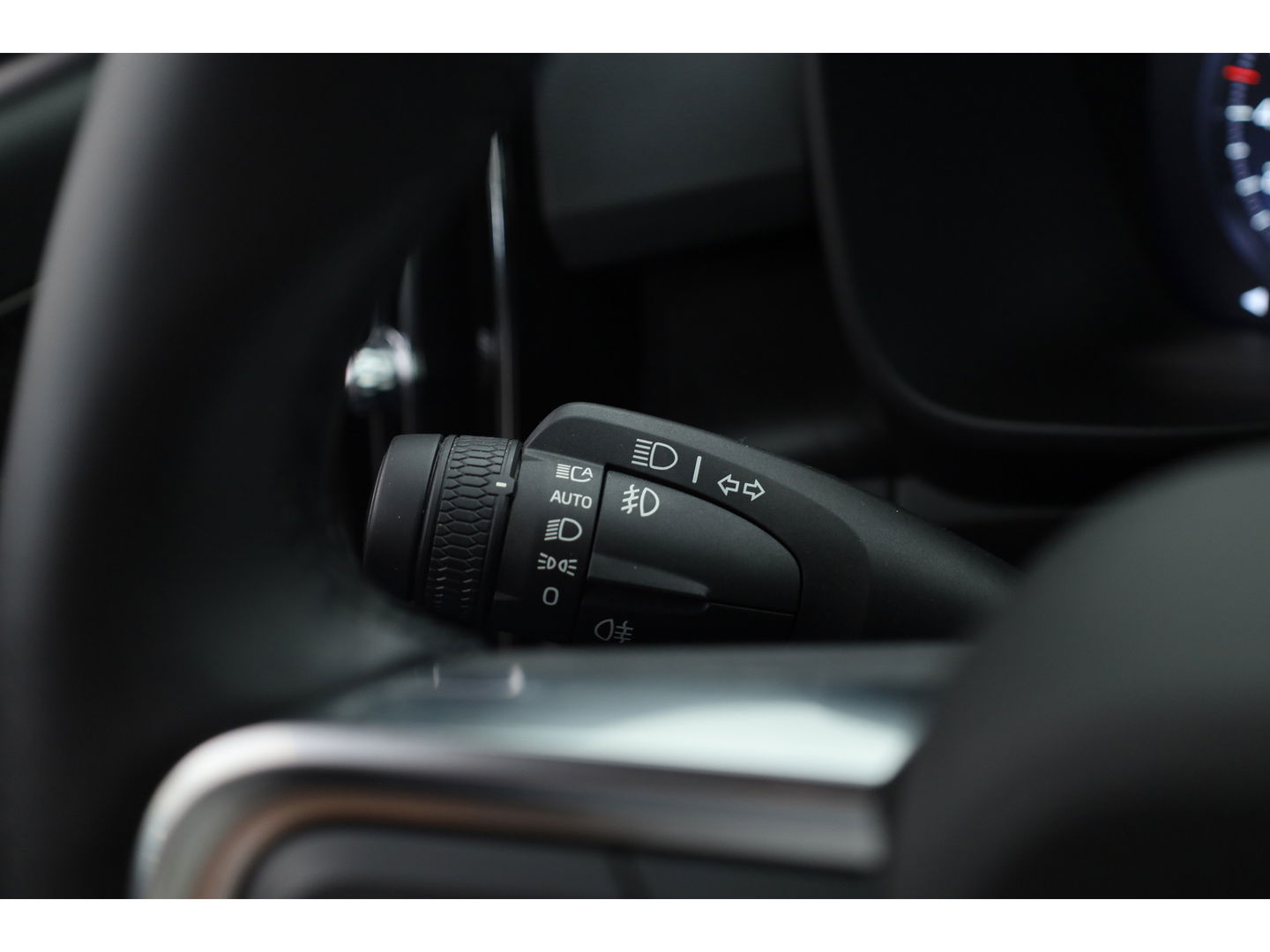 Volvo XC40 1.5 T5 Plug-in hybrid Plus Dark Facelift, Trekhaak, 20 inch, H&K Audio, elek. stoelen, ACC, Blis, stoel+ stuurverw.