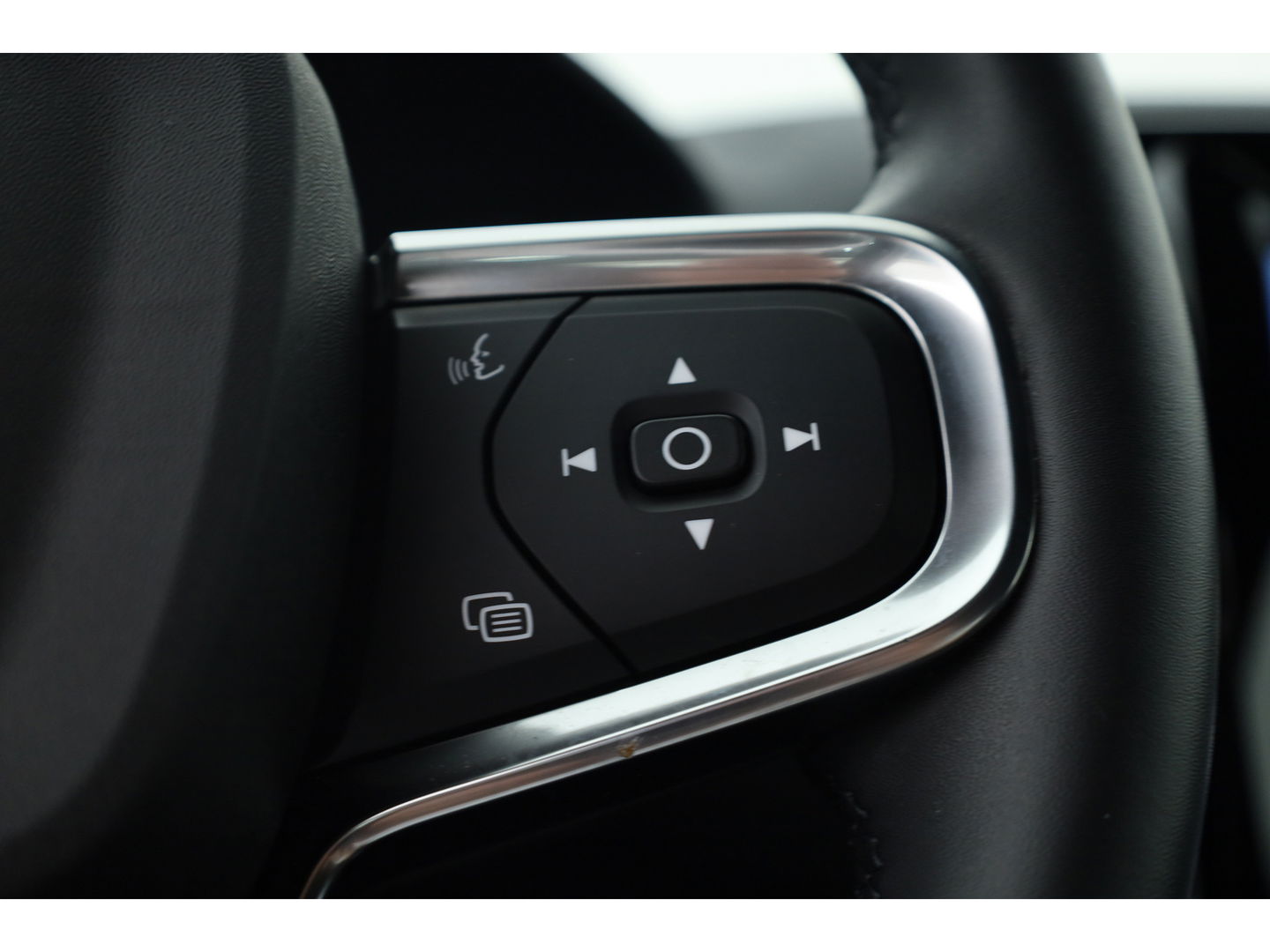 Volvo XC40 1.5 T5 Plug-in hybrid Plus Dark Facelift, Trekhaak, 20 inch, H&K Audio, elek. stoelen, ACC, Blis, stoel+ stuurverw.