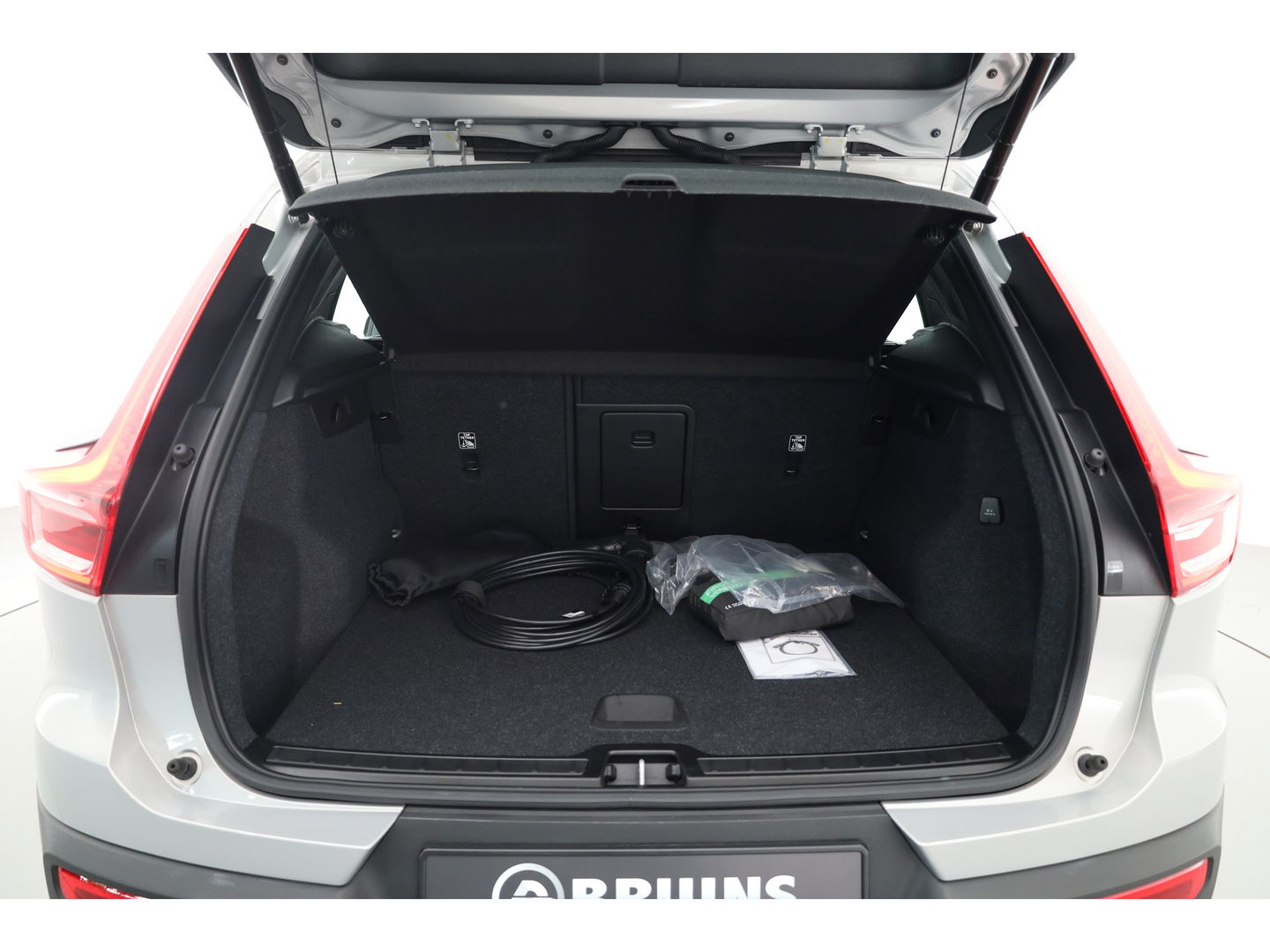 Volvo XC40 1.5 T5 Plug-in hybrid Plus Dark Facelift, Trekhaak, 20 inch, H&K Audio, elek. stoelen, ACC, Blis, stoel+ stuurverw.
