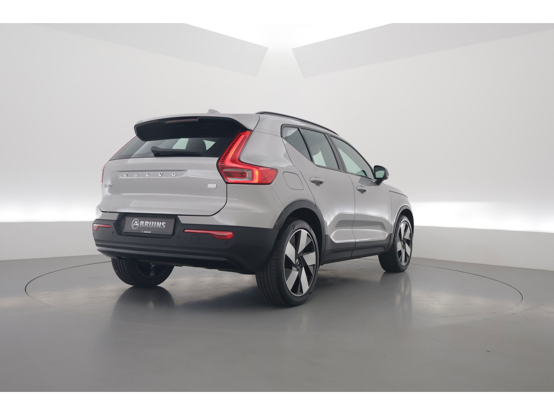 Volvo XC40 1.5 T5 Plug-in hybrid Plus Dark Facelift, Trekhaak, 20 inch, H&K Audio, elek. stoelen, ACC, Blis, stoel+ stuurverw.