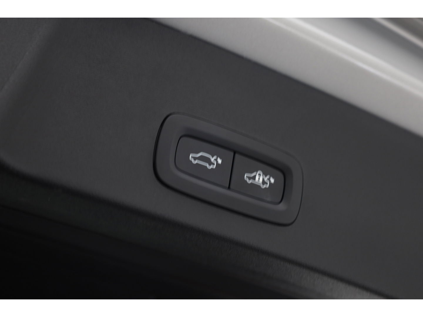 Volvo XC40 1.5 T5 Plug-in hybrid Plus Dark Facelift, Trekhaak, 20 inch, H&K Audio, elek. stoelen, ACC, Blis, stoel+ stuurverw.