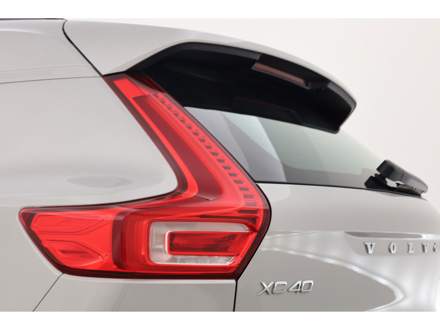 Volvo XC40 1.5 T5 Plug-in hybrid Plus Dark Facelift, Trekhaak, 20 inch, H&K Audio, elek. stoelen, ACC, Blis, stoel+ stuurverw.
