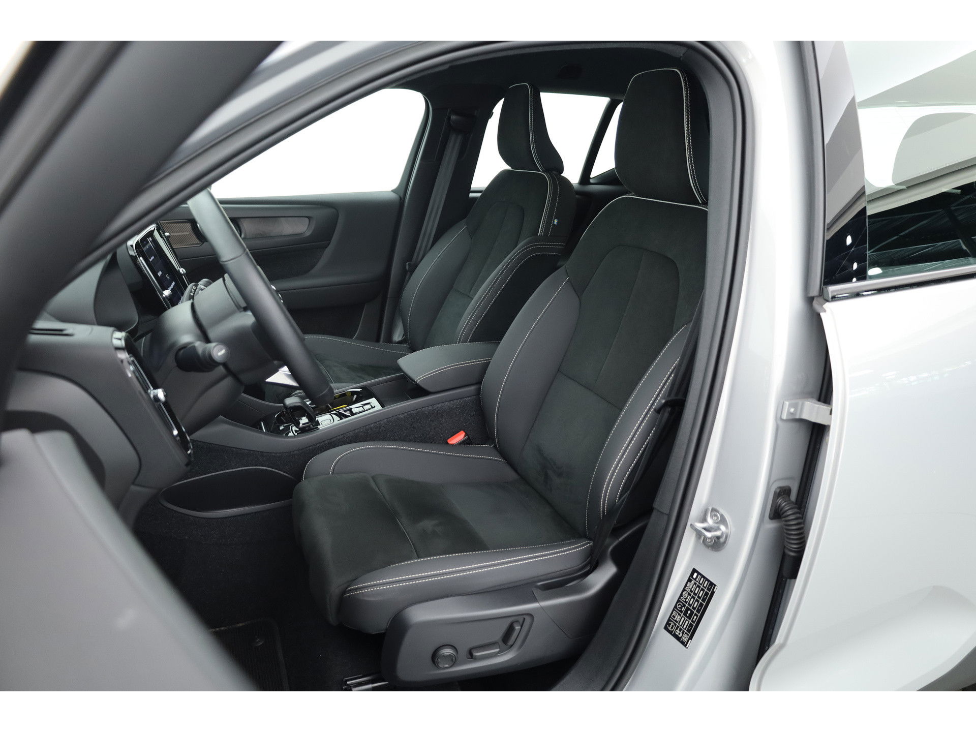 Volvo XC40 1.5 T5 Plug-in hybrid Plus Dark Facelift, Trekhaak, 20 inch, H&K Audio, elek. stoelen, ACC, Blis, stoel+ stuurverw.