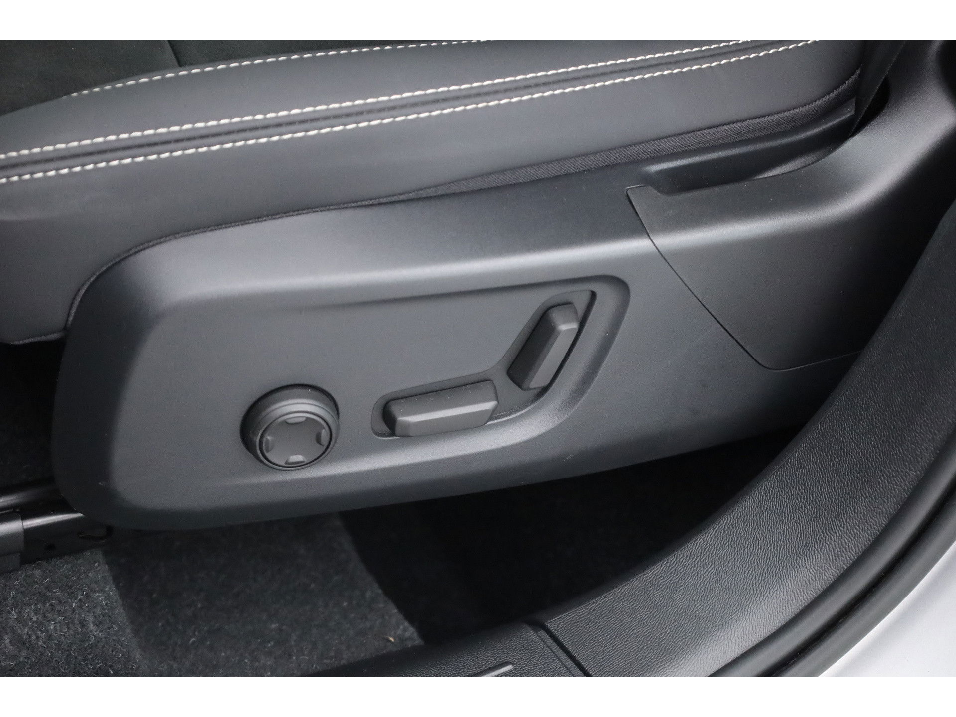Volvo XC40 1.5 T5 Plug-in hybrid Plus Dark Facelift, Trekhaak, 20 inch, H&K Audio, elek. stoelen, ACC, Blis, stoel+ stuurverw.