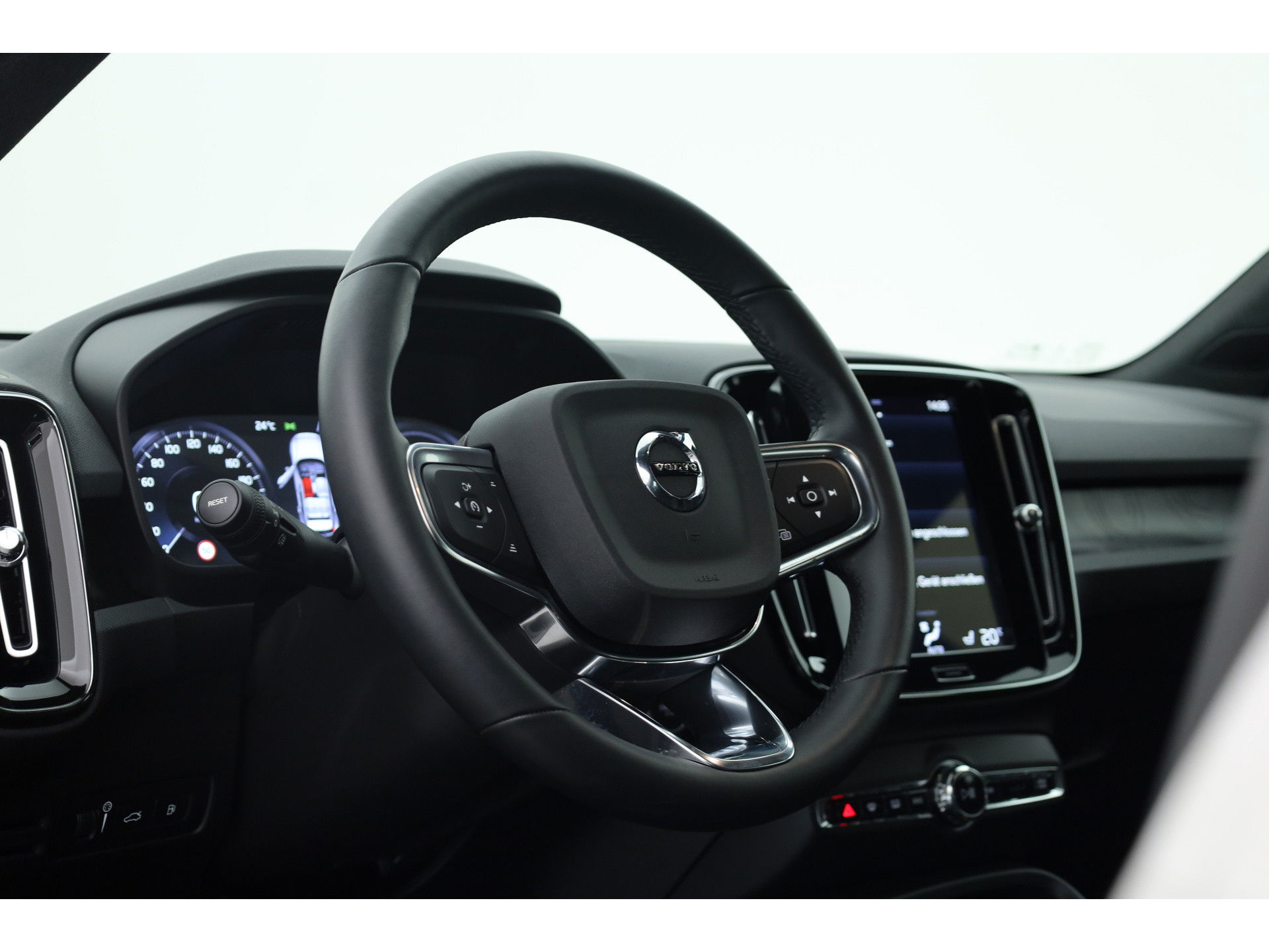 Volvo XC40 1.5 T5 Plug-in hybrid Plus Dark Facelift, Trekhaak, 20 inch, H&K Audio, elek. stoelen, ACC, Blis, stoel+ stuurverw.