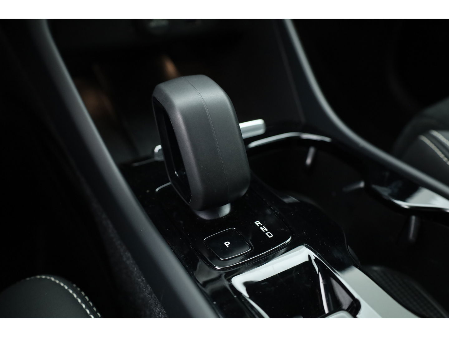 Volvo XC40 1.5 T5 Plug-in hybrid Plus Dark Facelift, Trekhaak, 20 inch, H&K Audio, elek. stoelen, ACC, Blis, stoel+ stuurverw.