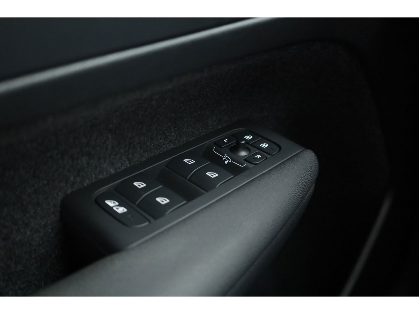 Volvo XC40 1.5 T5 Plug-in hybrid Plus Dark Facelift, Trekhaak, 20 inch, H&K Audio, elek. stoelen, ACC, Blis, stoel+ stuurverw.