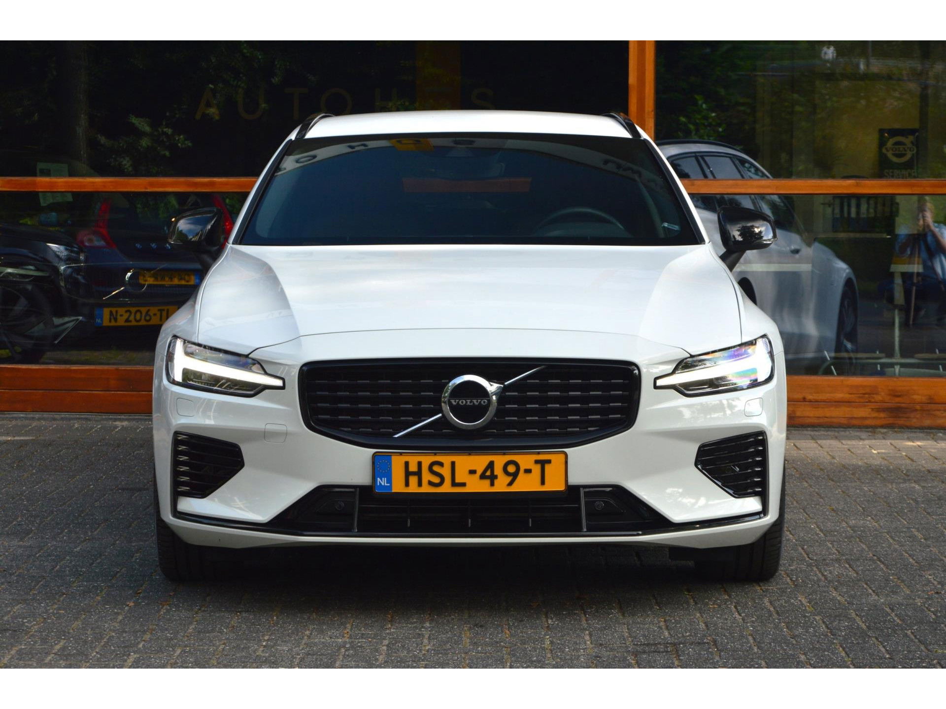 Volvo V60 T6 Hybride AWD R-Design Long Range | Stoel + Stuurverwarmd | Apple CarPlay | Camera | Leer | Parkeersensoren rondom |