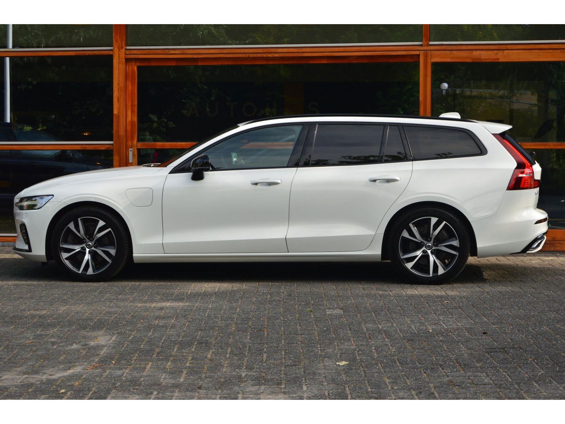 Volvo V60 T6 Hybride AWD R-Design Long Range | Stoel + Stuurverwarmd | Apple CarPlay | Camera | Leer | Parkeersensoren rondom |