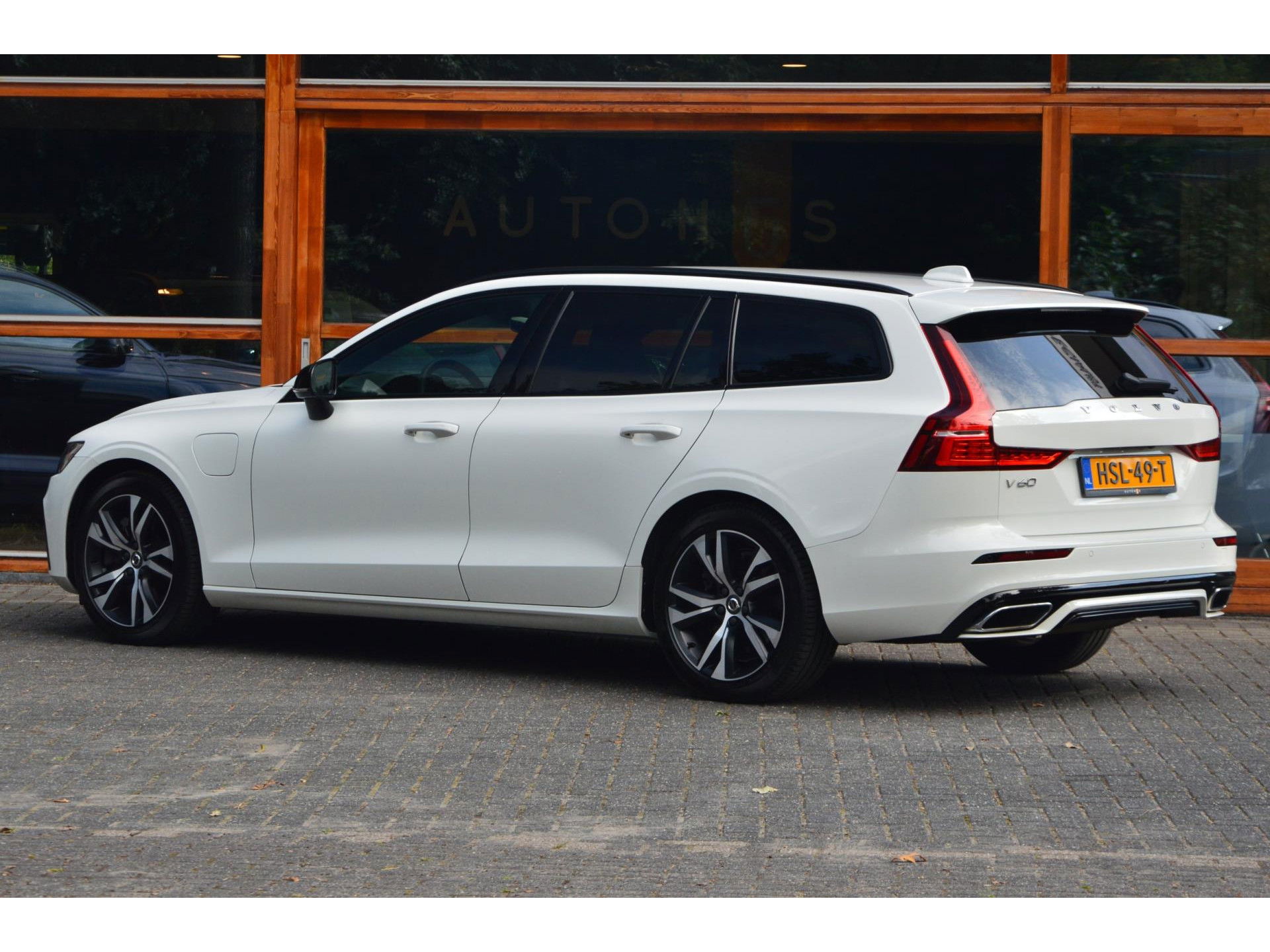 Volvo V60 T6 Hybride AWD R-Design Long Range | Stoel + Stuurverwarmd | Apple CarPlay | Camera | Leer | Parkeersensoren rondom |