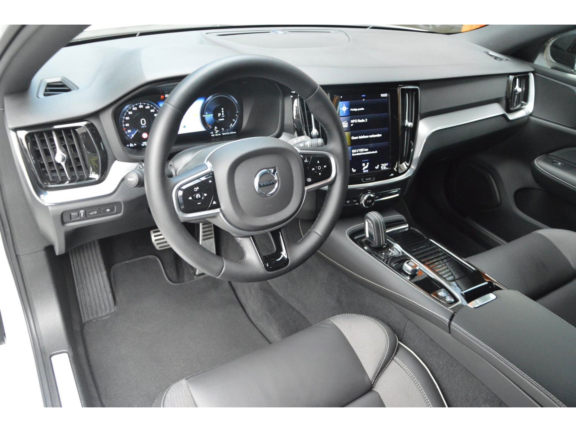 Volvo V60 T6 Hybride AWD R-Design Long Range | Stoel + Stuurverwarmd | Apple CarPlay | Camera | Leer | Parkeersensoren rondom |