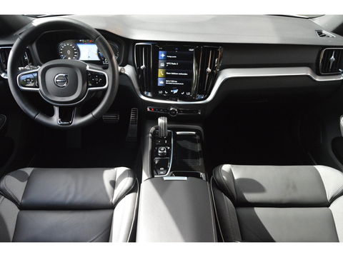 Volvo V60 T6 Hybride AWD R-Design Long Range | Stoel + Stuurverwarmd | Apple CarPlay | Camera | Leer | Parkeersensoren rondom |