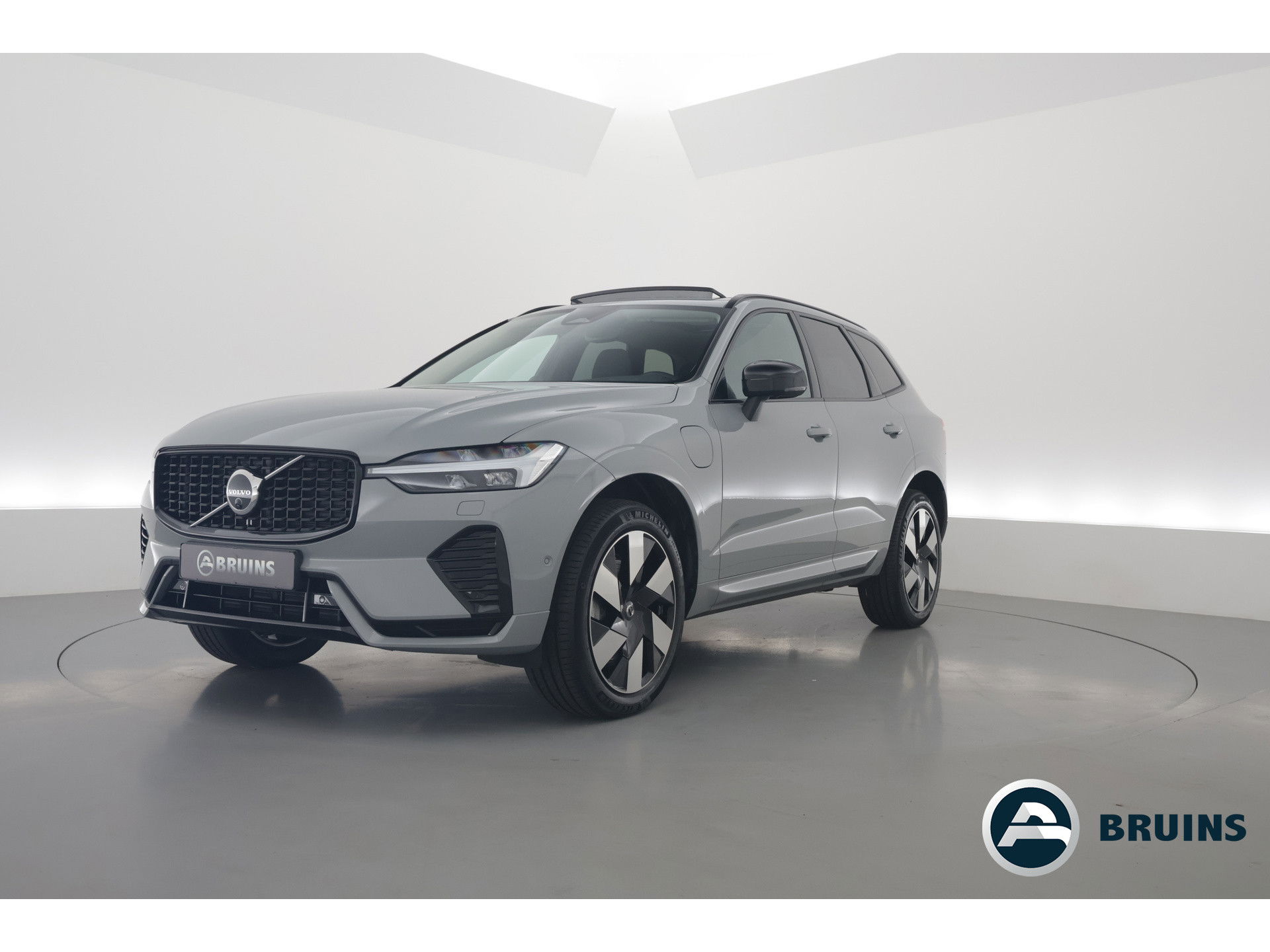 Volvo XC60 2.0 T8 Plug-in hybrid AWD Ultra Dark | Bowers & Wilkins | Massage | Trekhaak | Head-up | 360 camera |