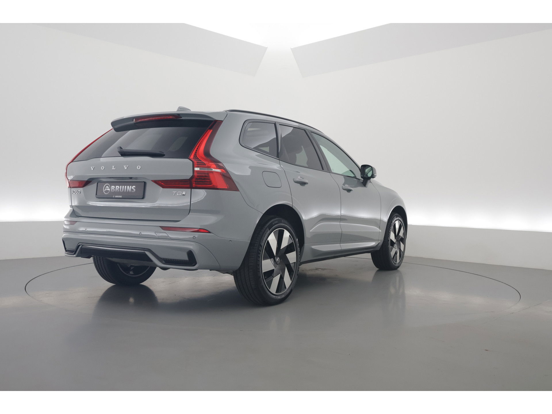 Volvo XC60 2.0 T8 Plug-in hybrid AWD Ultra Dark | Bowers & Wilkins | Massage | Trekhaak | Head-up | 360 camera |
