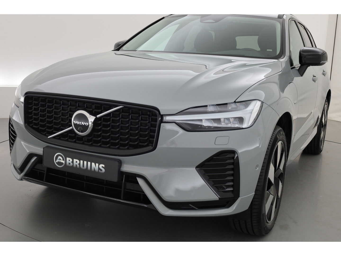 Volvo XC60 2.0 T8 Plug-in hybrid AWD Ultra Dark | Bowers & Wilkins | Massage | Trekhaak | Head-up | 360 camera |