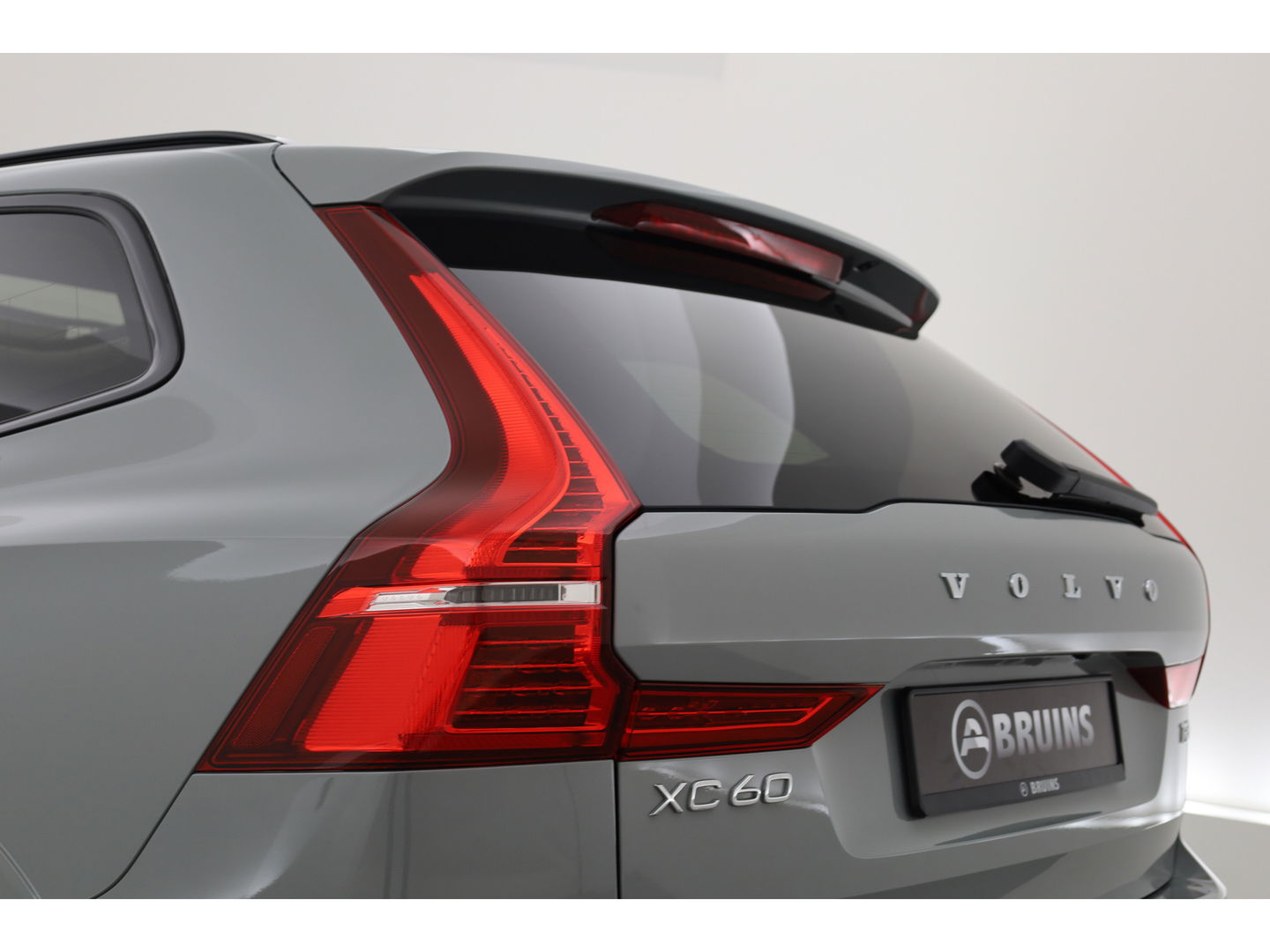 Volvo XC60 2.0 T8 Plug-in hybrid AWD Ultra Dark | Bowers & Wilkins | Massage | Trekhaak | Head-up | 360 camera |