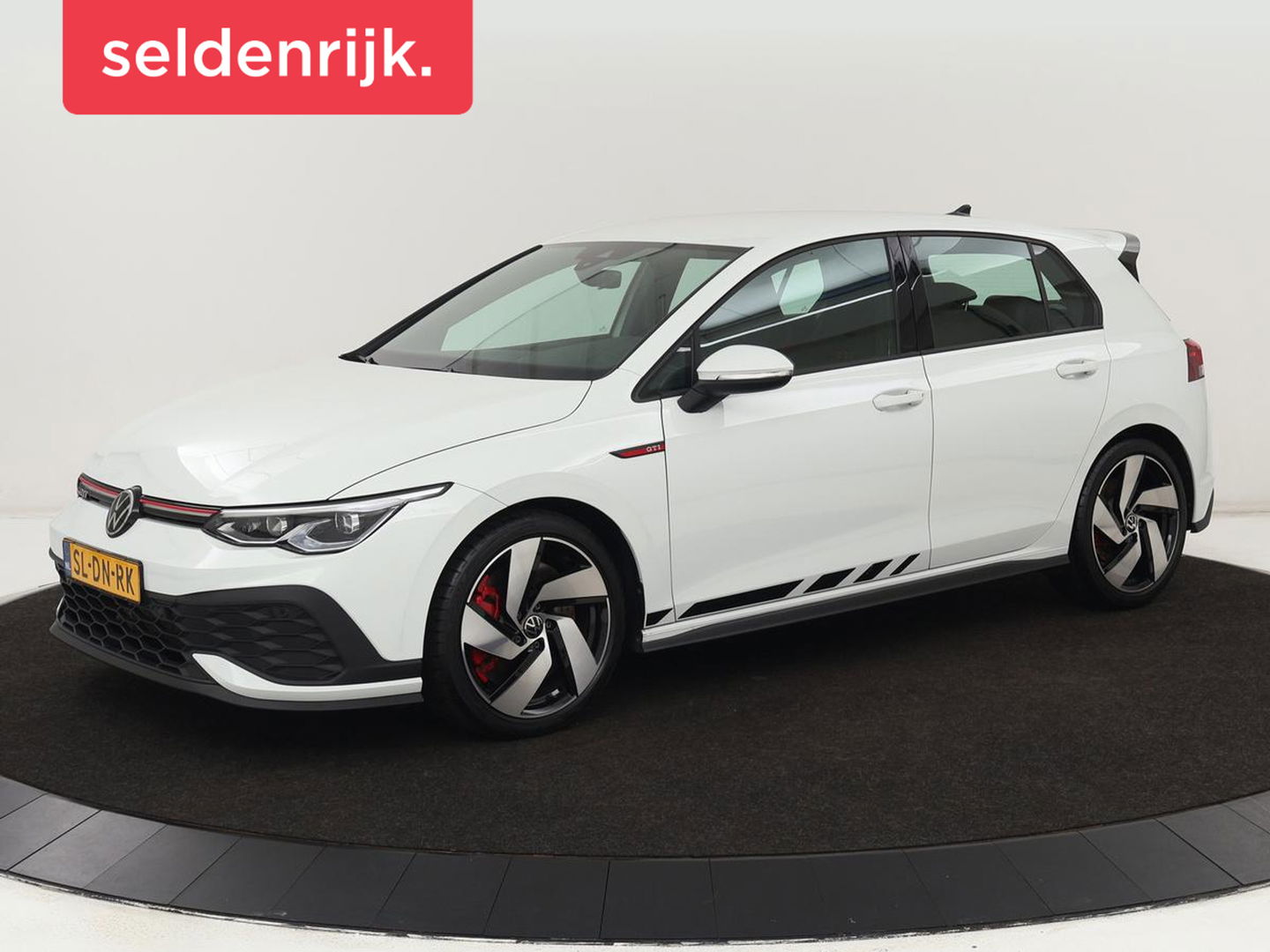 Volkswagen Golf 2.0 TSI GTI Clubsport | 300pk | Stoel & stuurverwarming | Carplay | Sfeerverlichting | LED Plus | Sportstoelen | Parkeerhulp | Digital Cockpit | Climate control